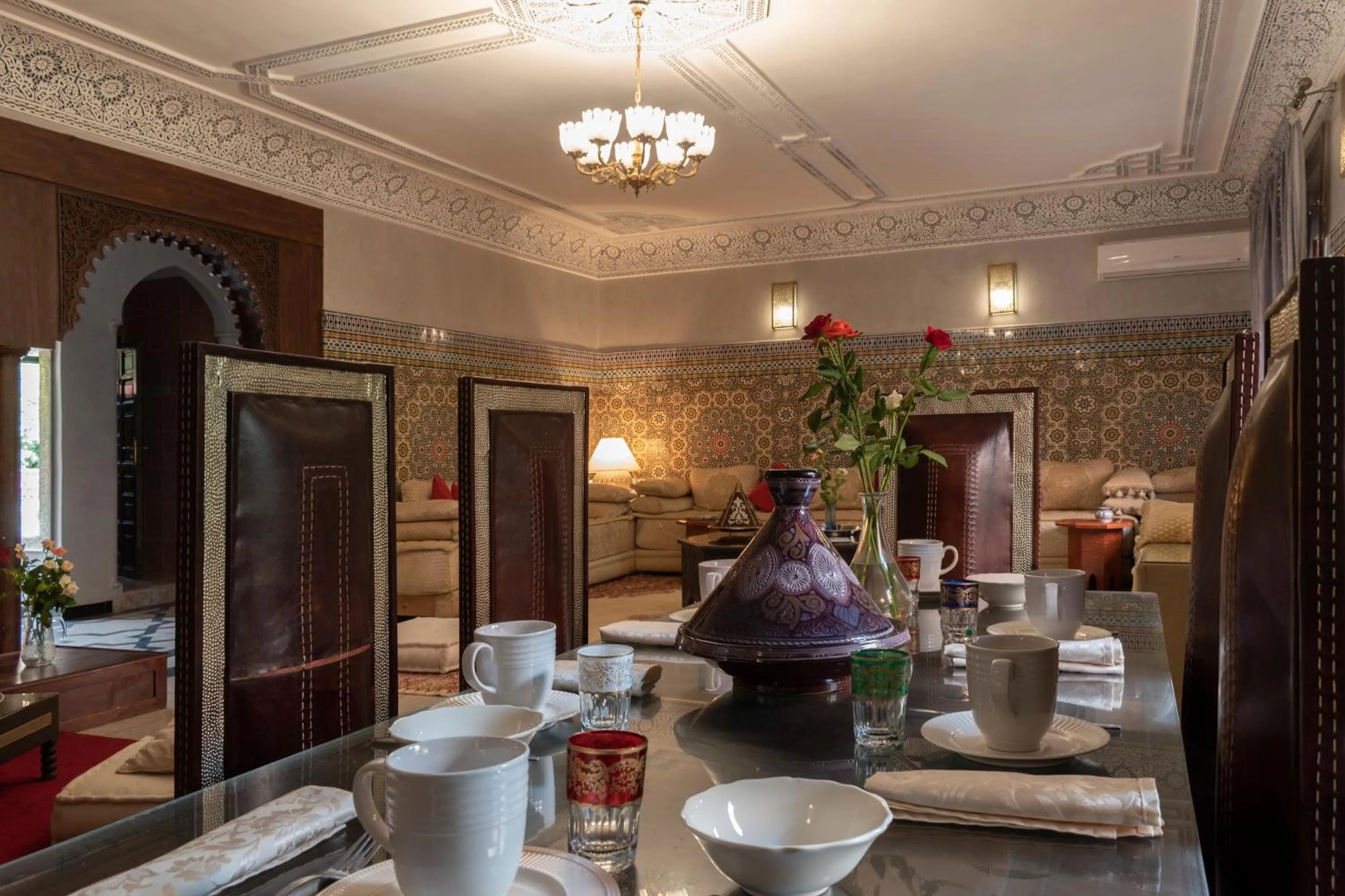 Restaurant/places to eat in Villa Soraya Hammam & Jacuzzi