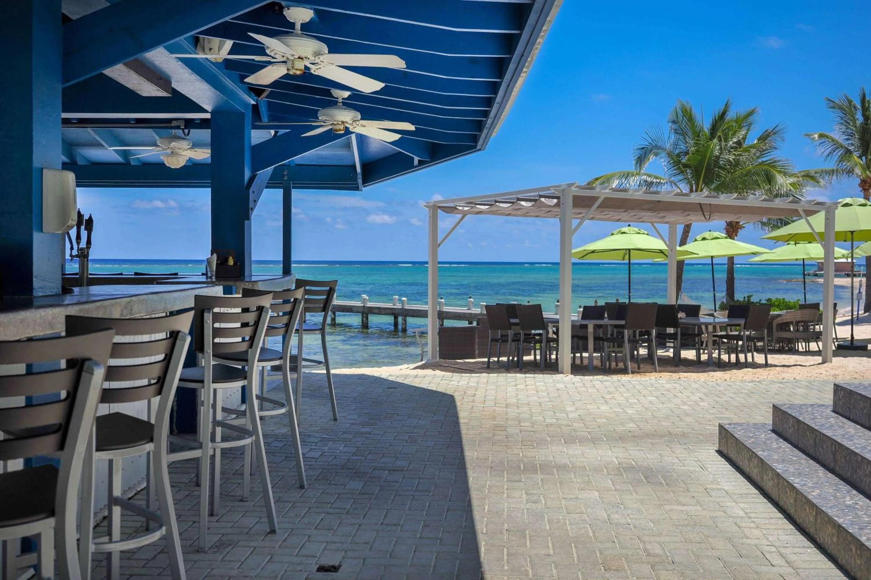 Lounge or bar in Wyndham Reef Resort, Grand Cayman