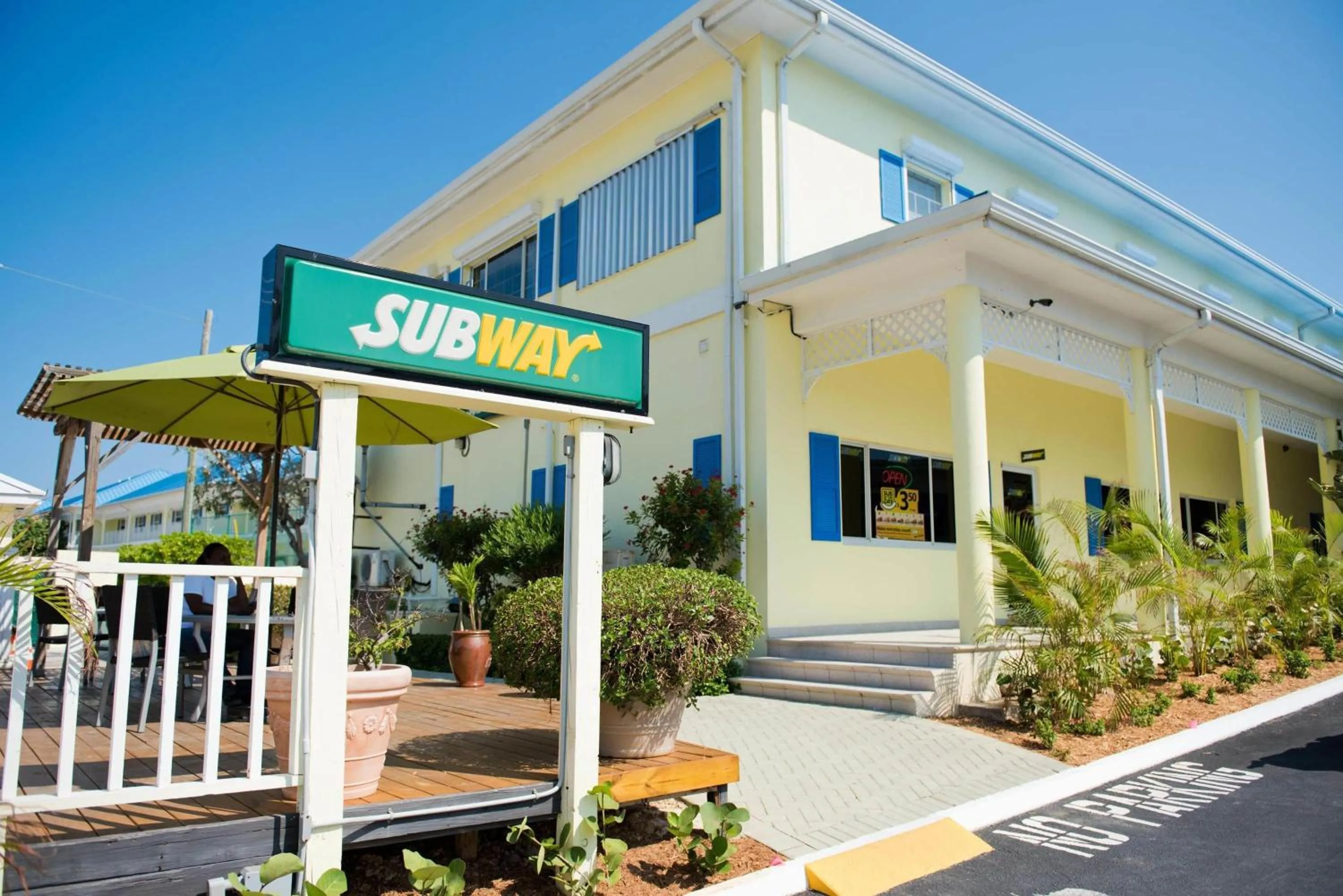 Lounge or bar in Wyndham Reef Resort, Grand Cayman