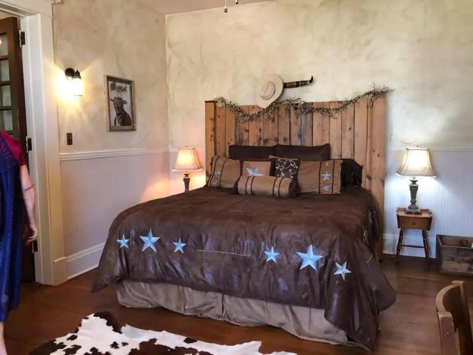 Bed in The Lancaster Manor Bed and Breakfast