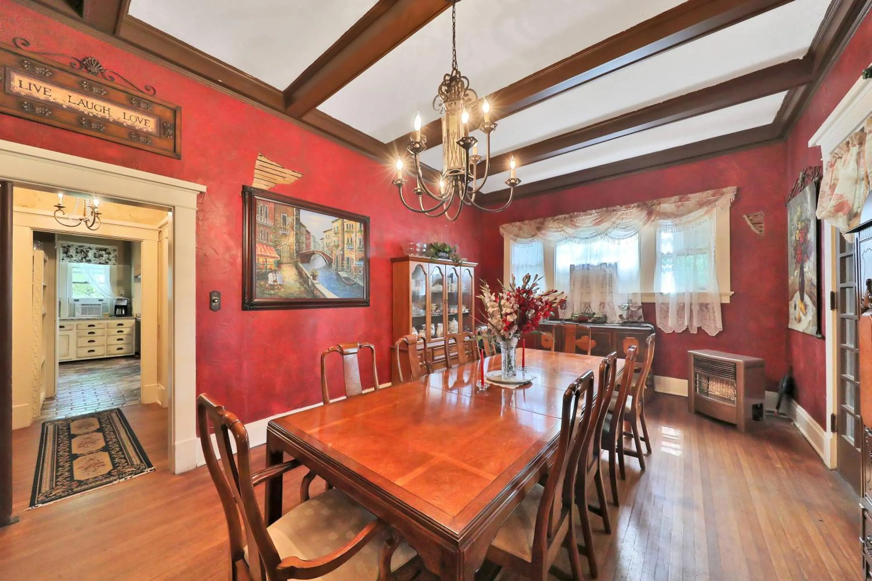 Dining area in The Lancaster Manor Bed and Breakfast