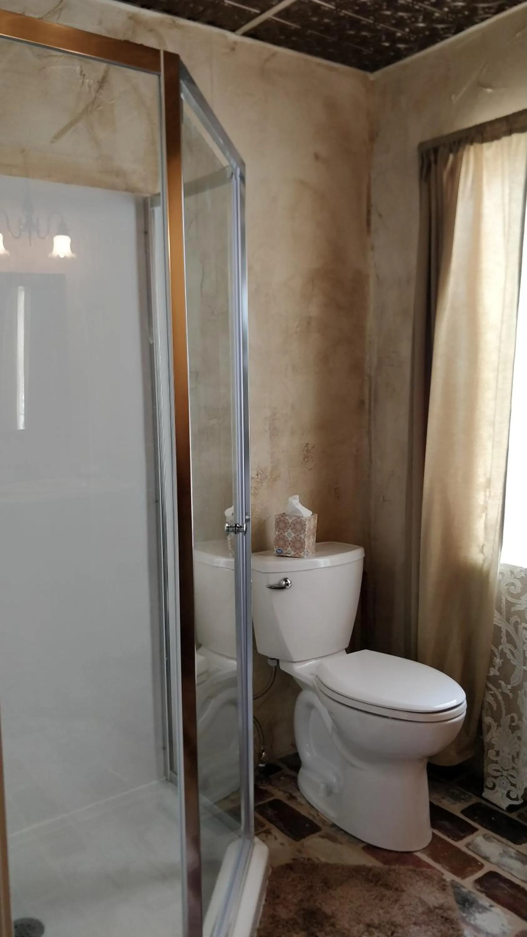 Shower in The Lancaster Manor Bed and Breakfast