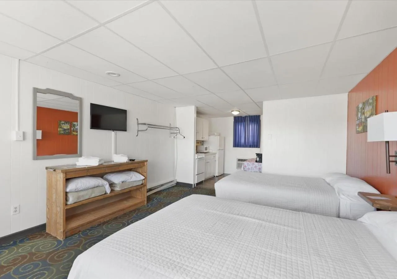 Kitchen or kitchenette, Bed in Blue Wave Inn - Ocean City