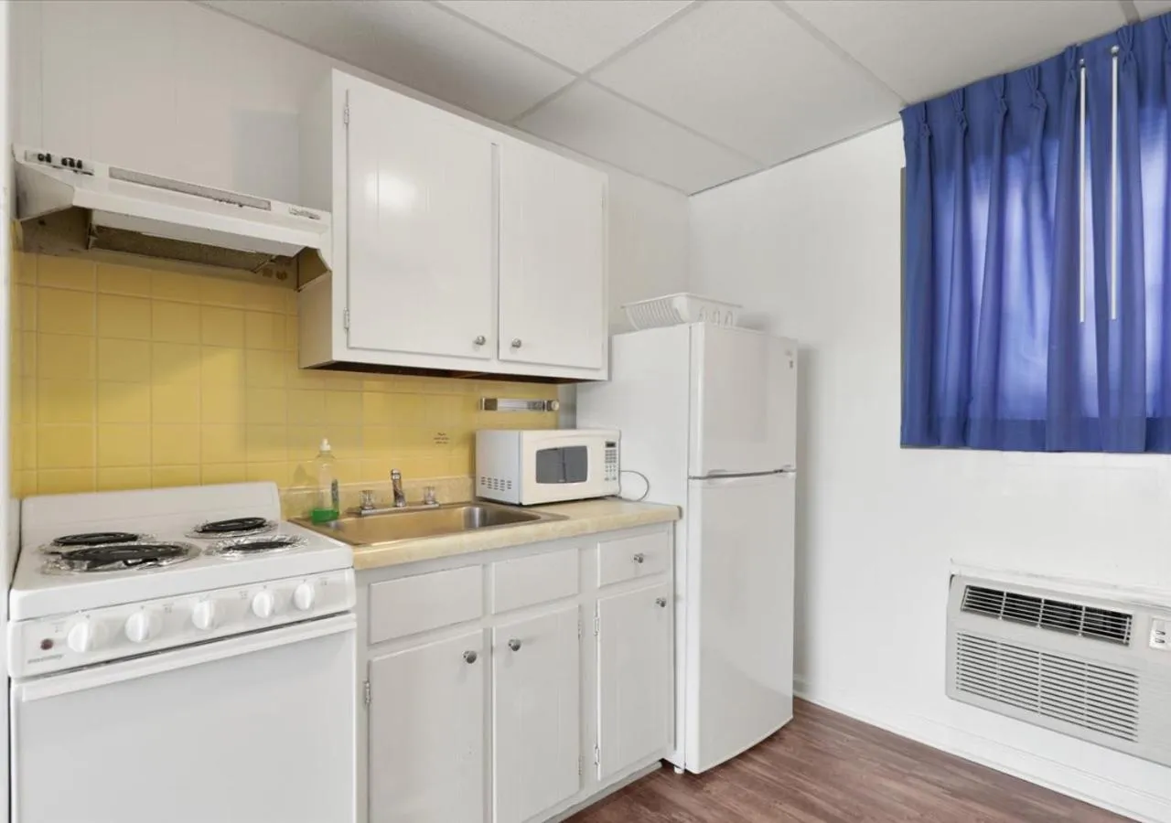 Kitchen or kitchenette in Blue Wave Inn - Ocean City