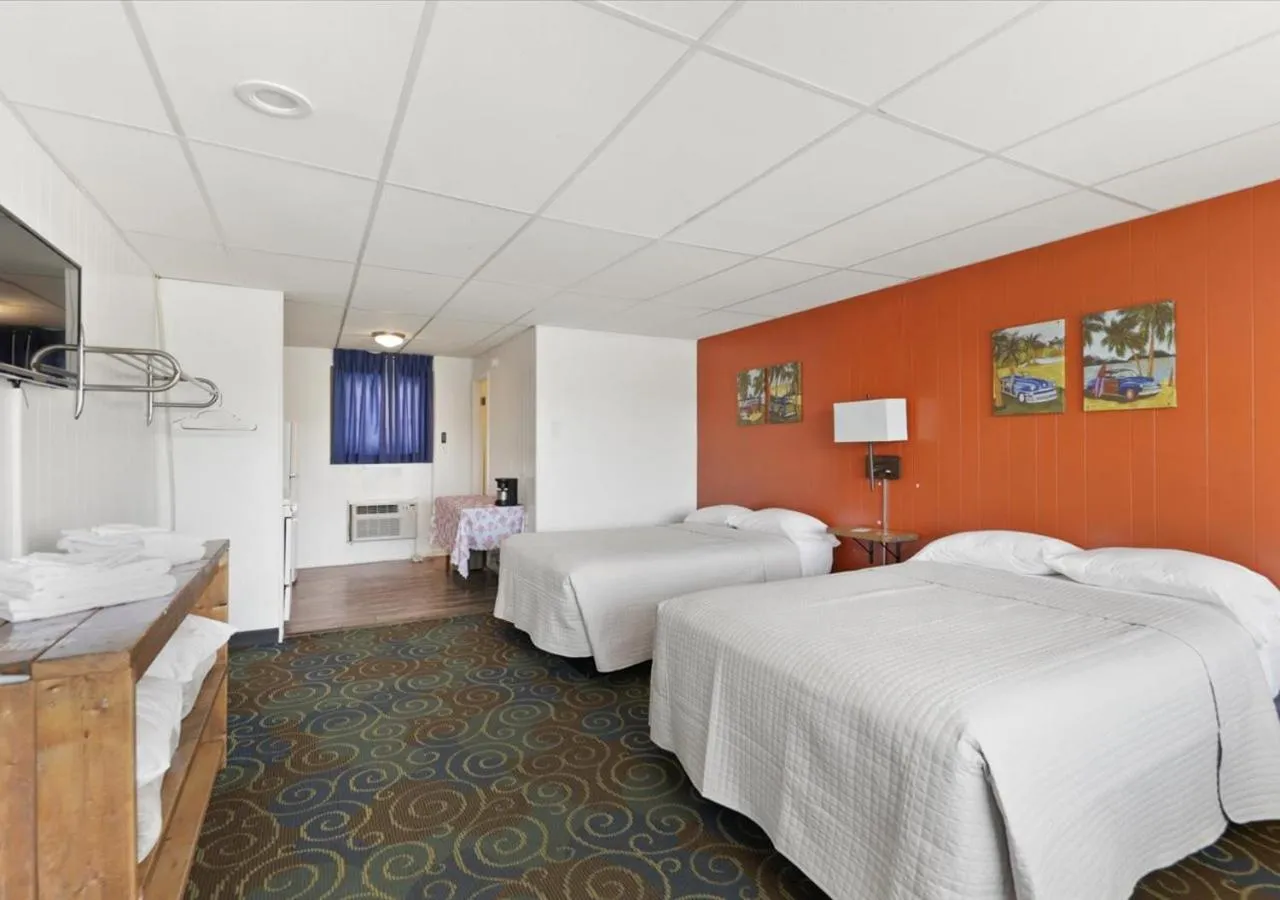 Kitchen or kitchenette, Bed in Blue Wave Inn - Ocean City