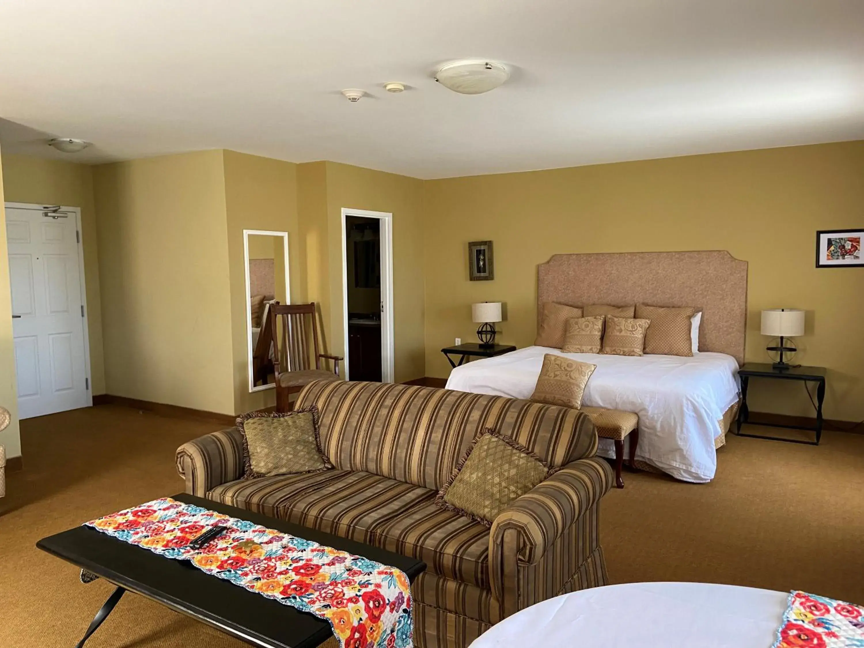 Deluxe King Suite in The Lakes at Ben Eoin Golf Club & Resort Deluxe King Suite in The Lakes at Ben Eoin Golf Club & Resort