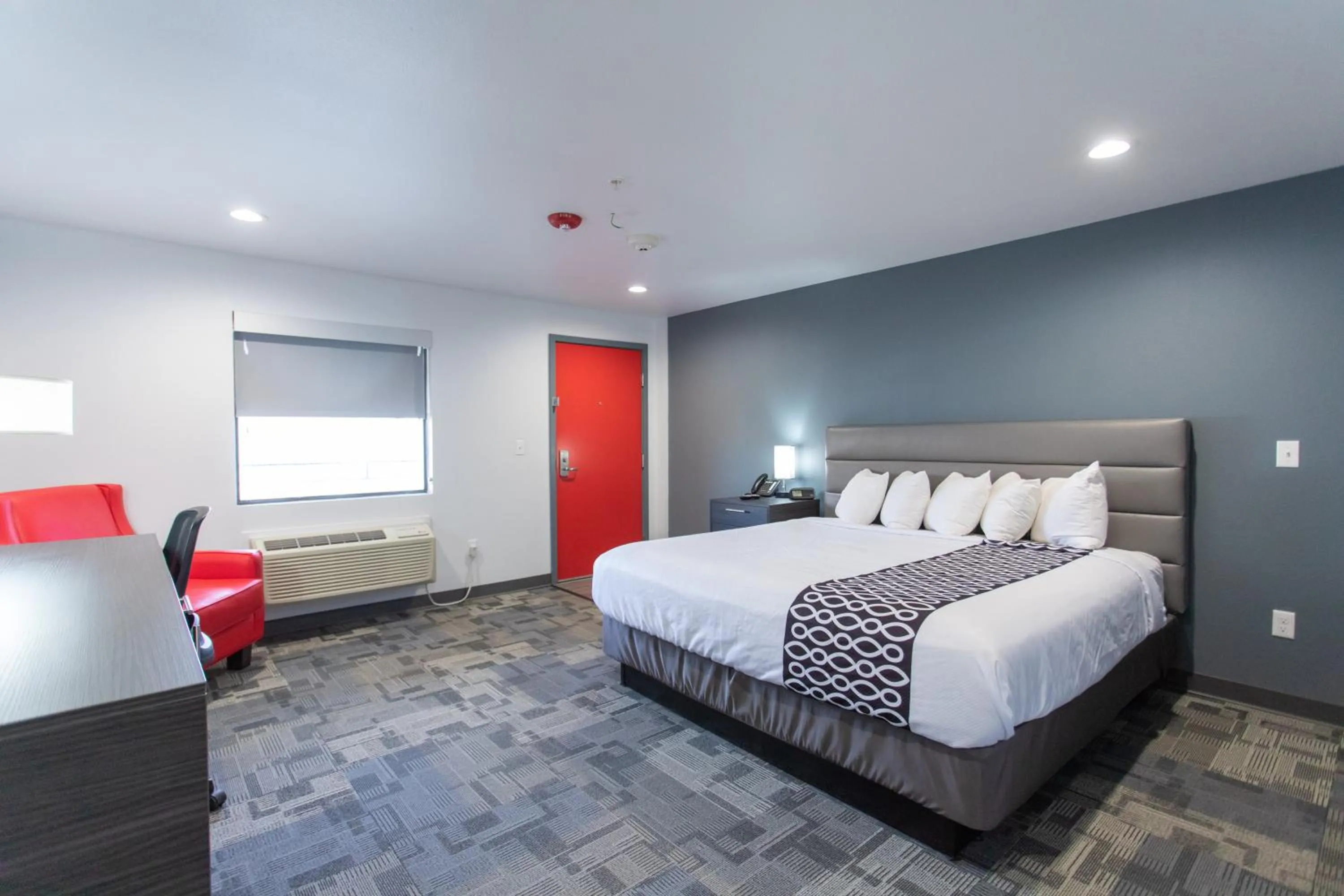 Bedroom, Bed in Post Time Inn