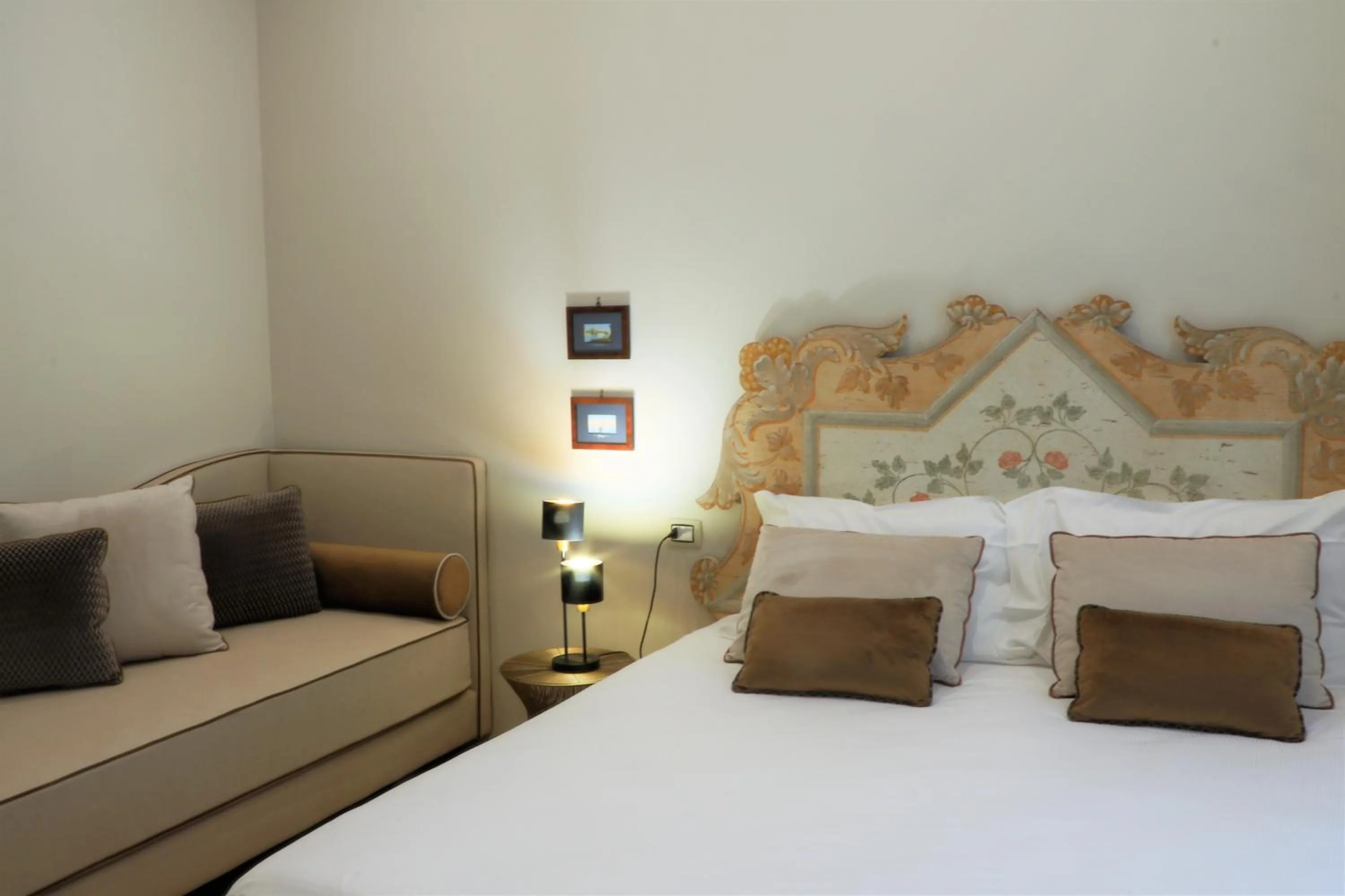 Photo of the whole room, Bed in Casa Vittoria Napoli - Santa Lucia