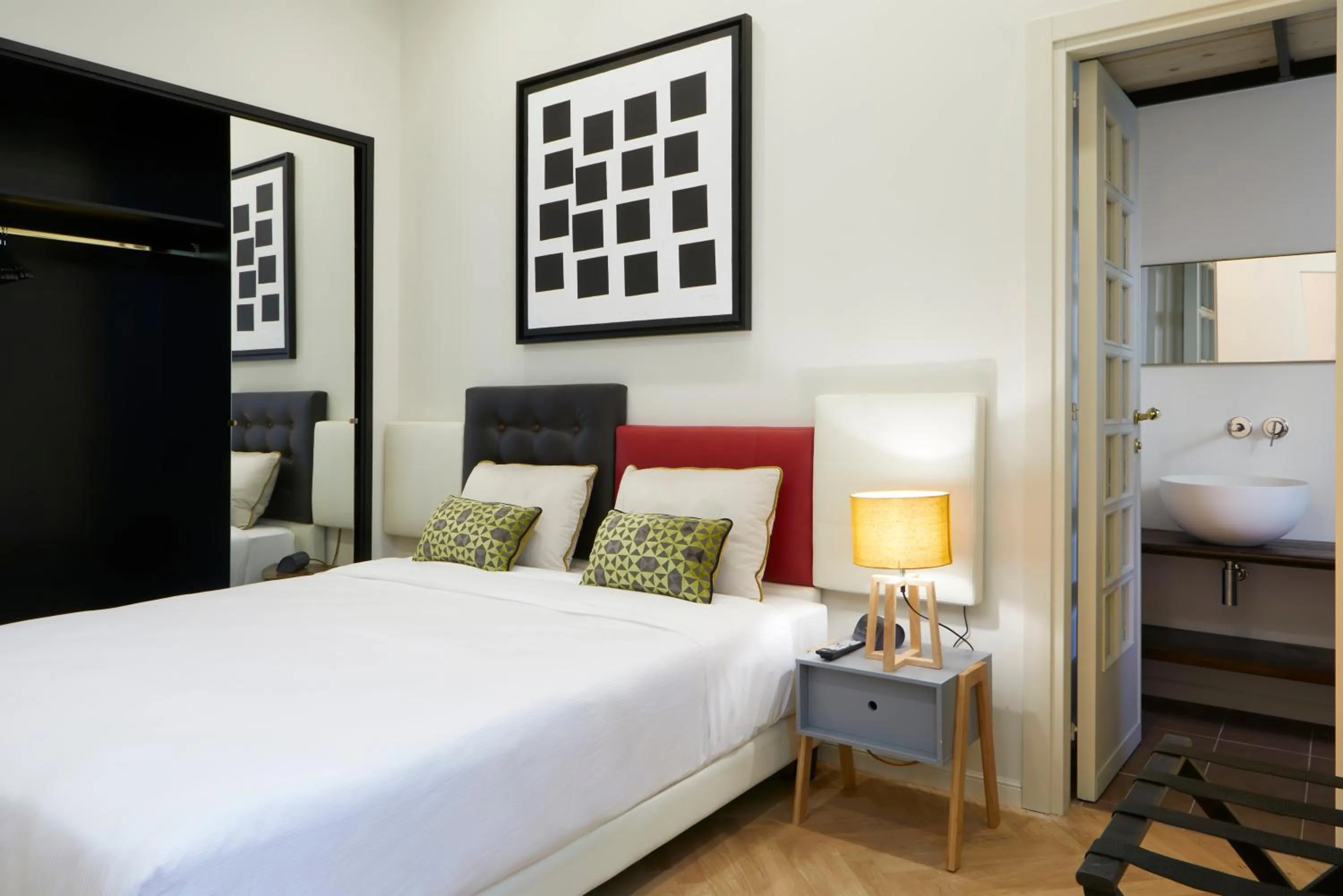 Photo of the whole room, Bed in Casa Vittoria Napoli - Santa Lucia