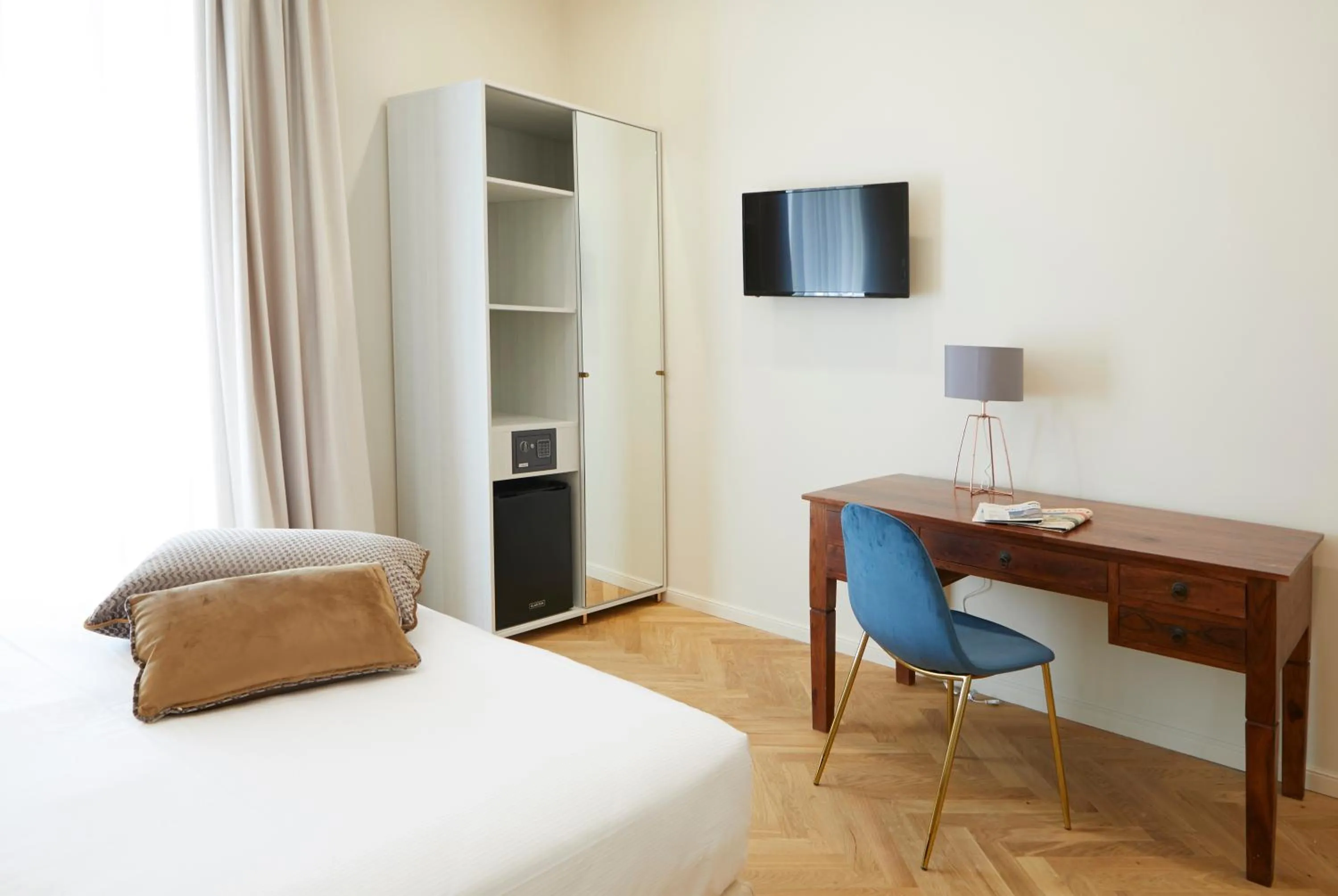 Photo of the whole room, Bed in Casa Vittoria Napoli - Santa Lucia