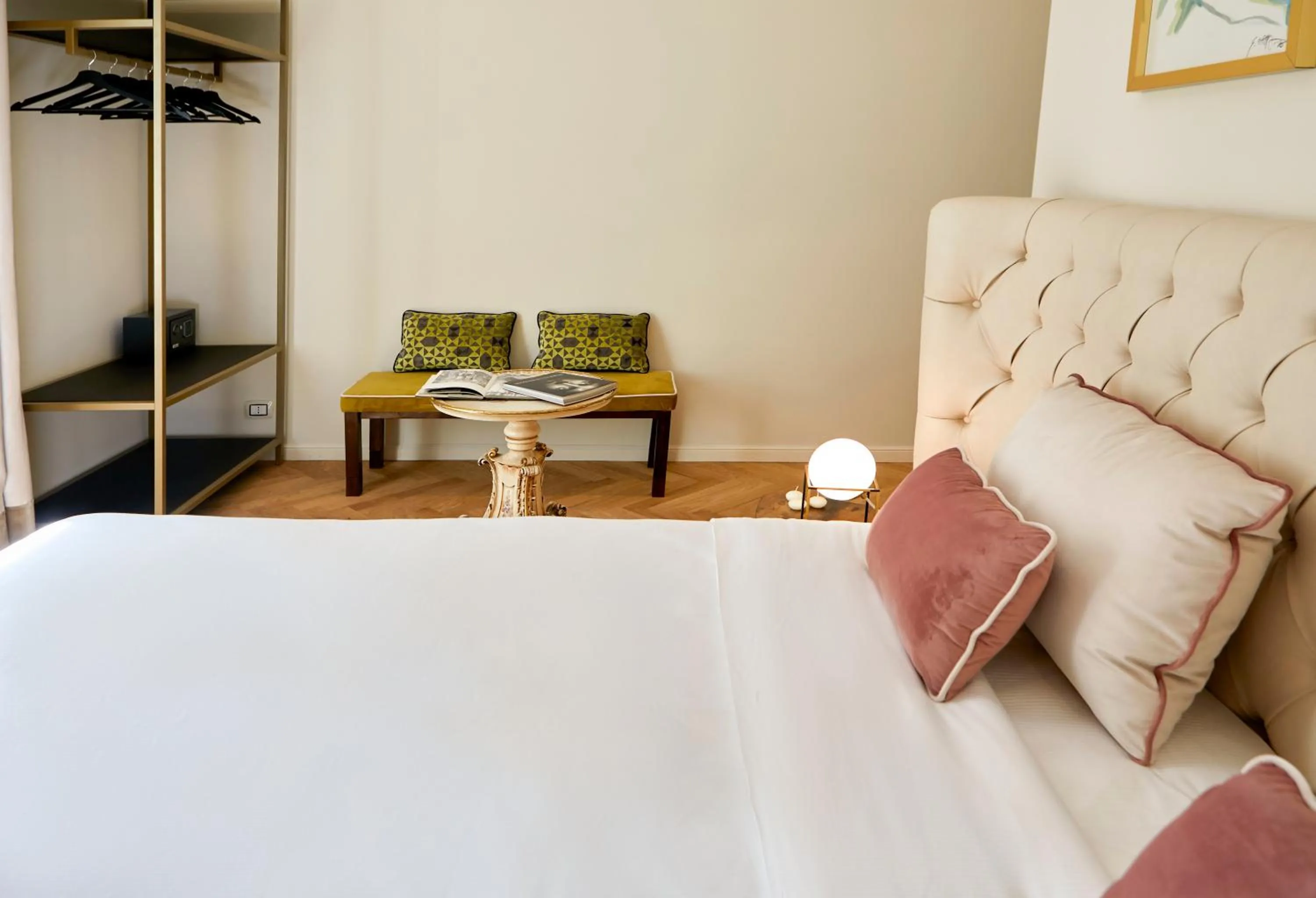 Photo of the whole room, Bed in Casa Vittoria Napoli - Santa Lucia