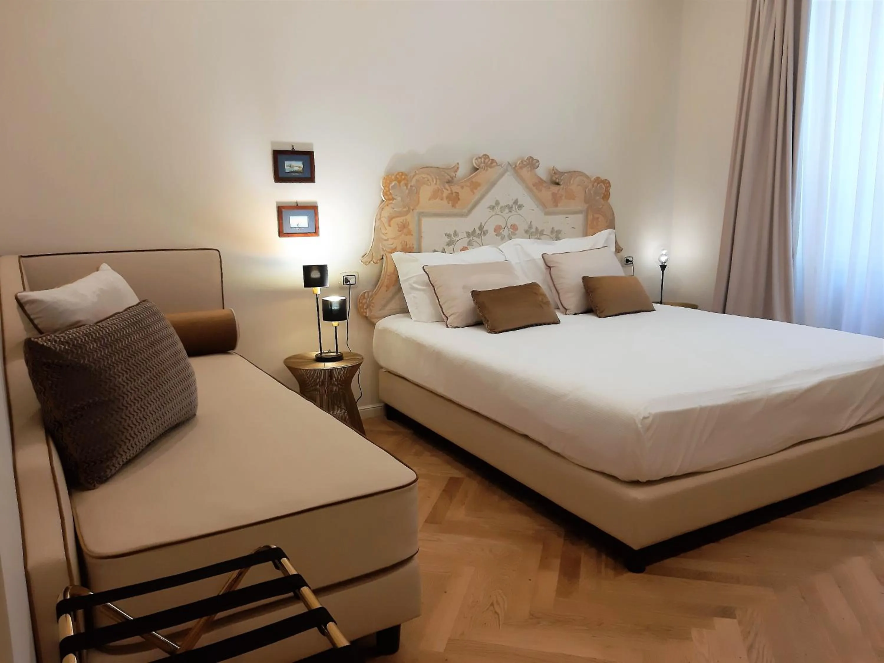 Photo of the whole room, Bed in Casa Vittoria Napoli - Santa Lucia