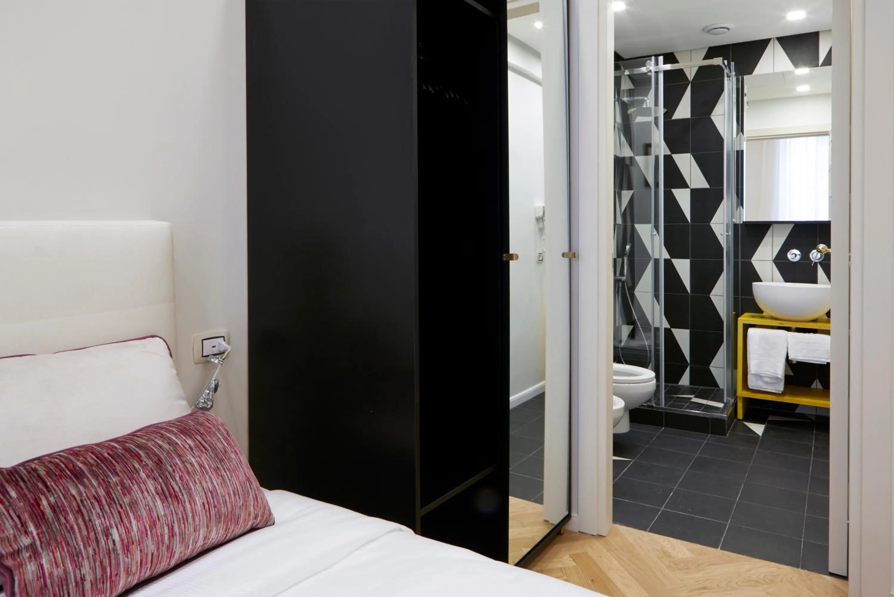 Bathroom, Bed in Casa Vittoria Napoli - Santa Lucia