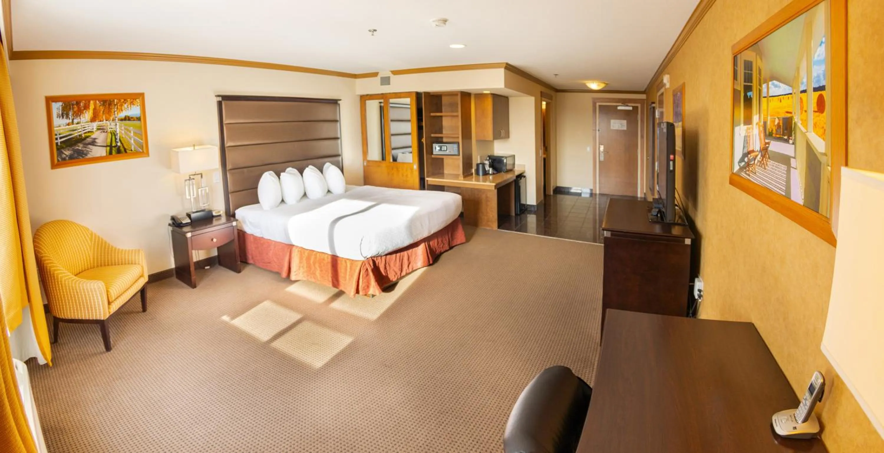 Photo of the whole room, Bed in Camrose Resort Hotel