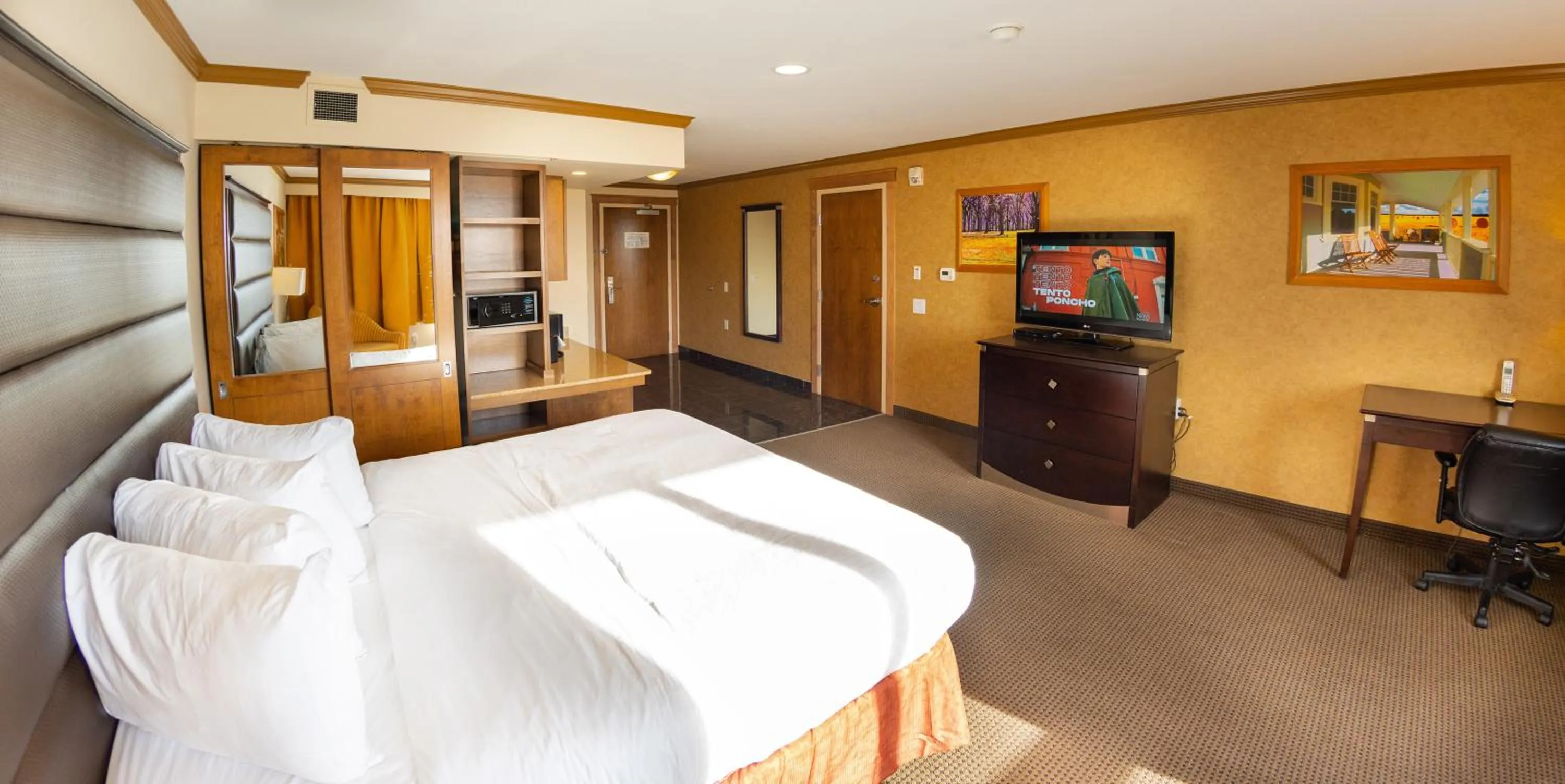 Bedroom, Bed in Camrose Resort Hotel