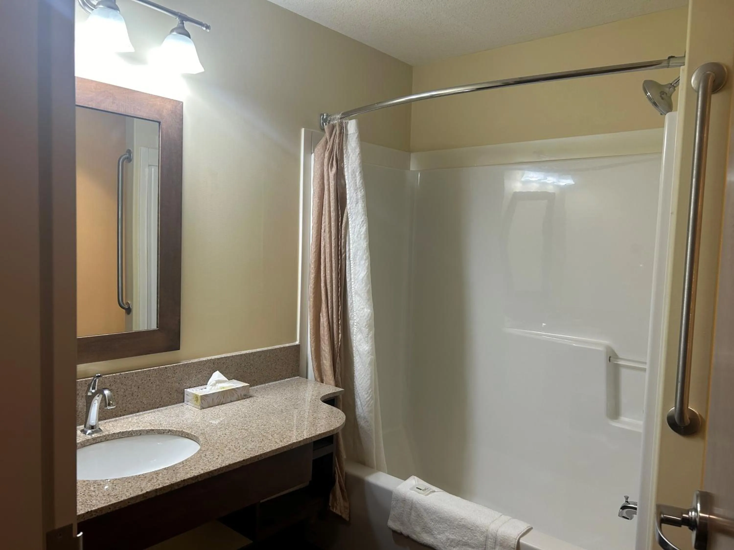 Bathroom in Camrose Resort Hotel