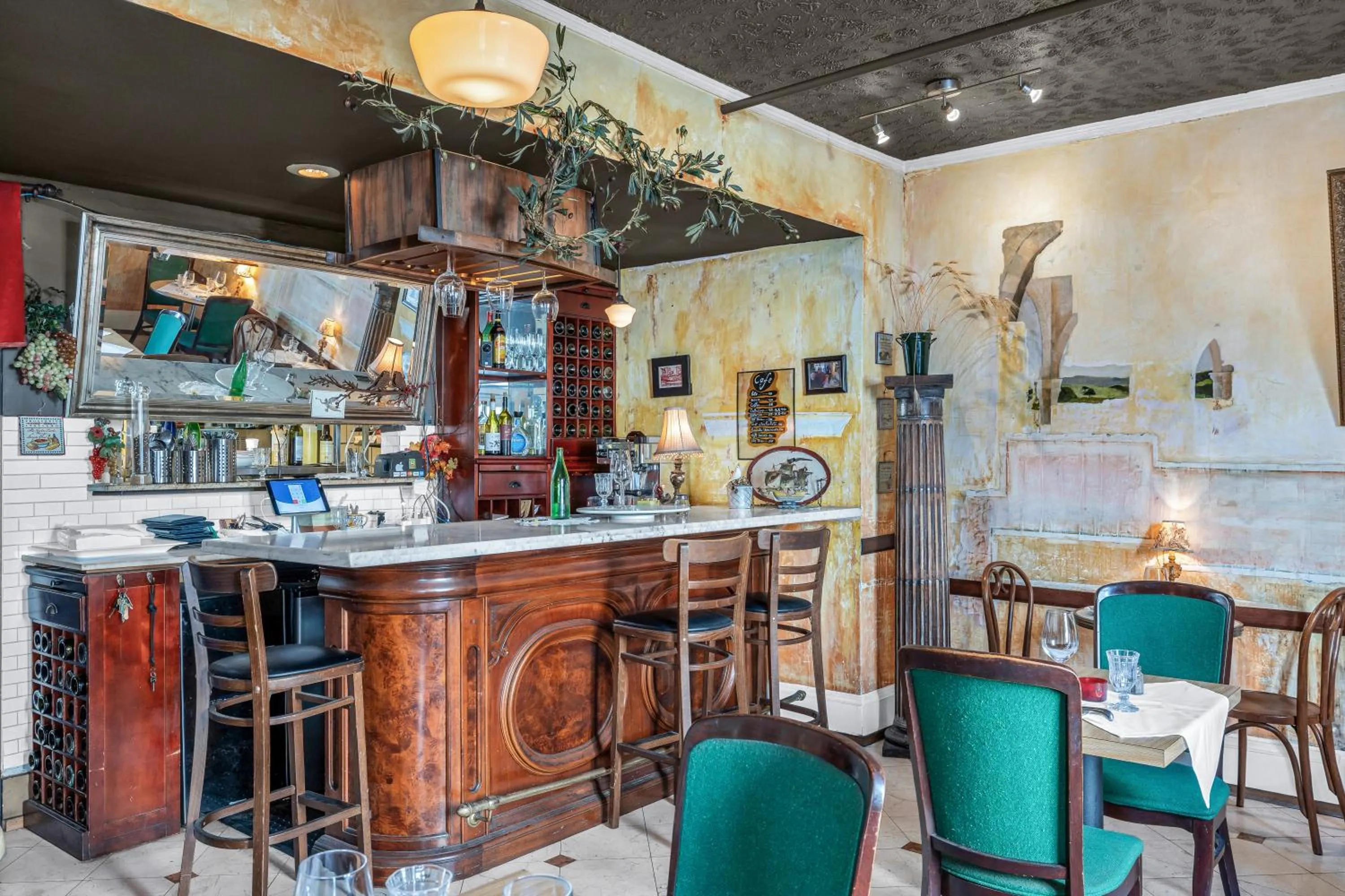 Restaurant/places to eat in Nob Hill Hotel