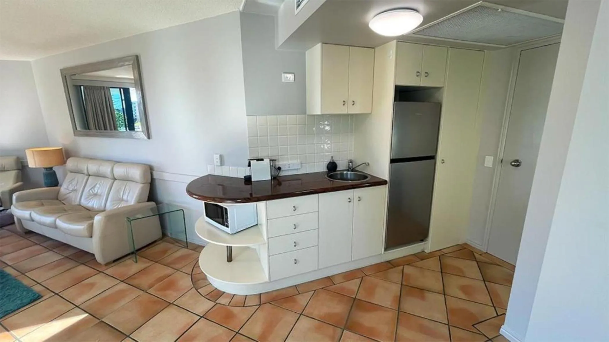 Kitchen or kitchenette in La Promenade Absolute Waterfront Apartments