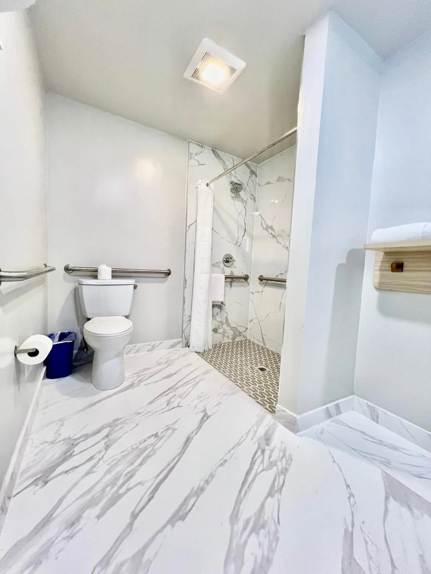 Bathroom, Bed in Nob Hill Motor Inn -Newly Updated Rooms!