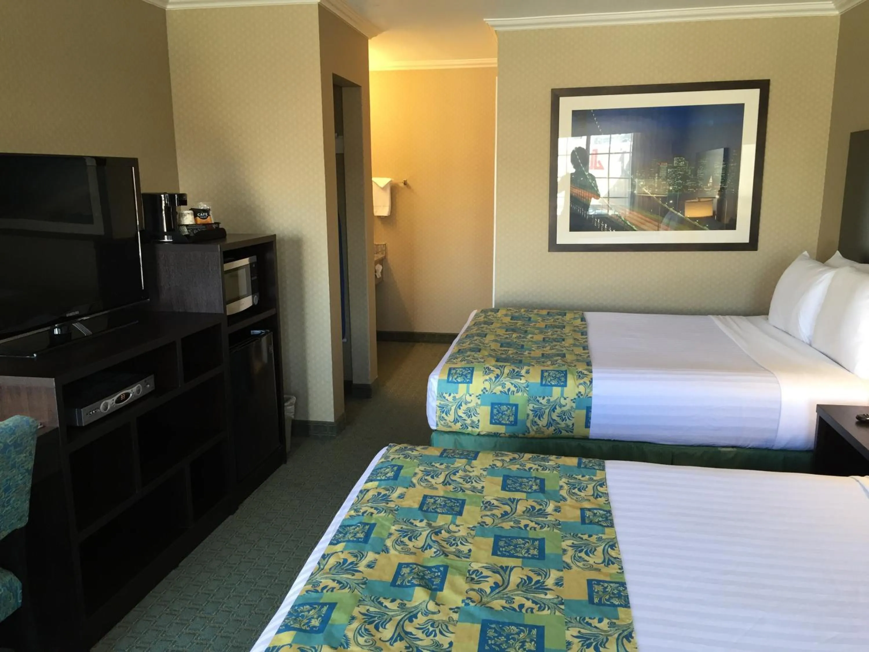 Bed in Regency Inn at San Francisco Airport