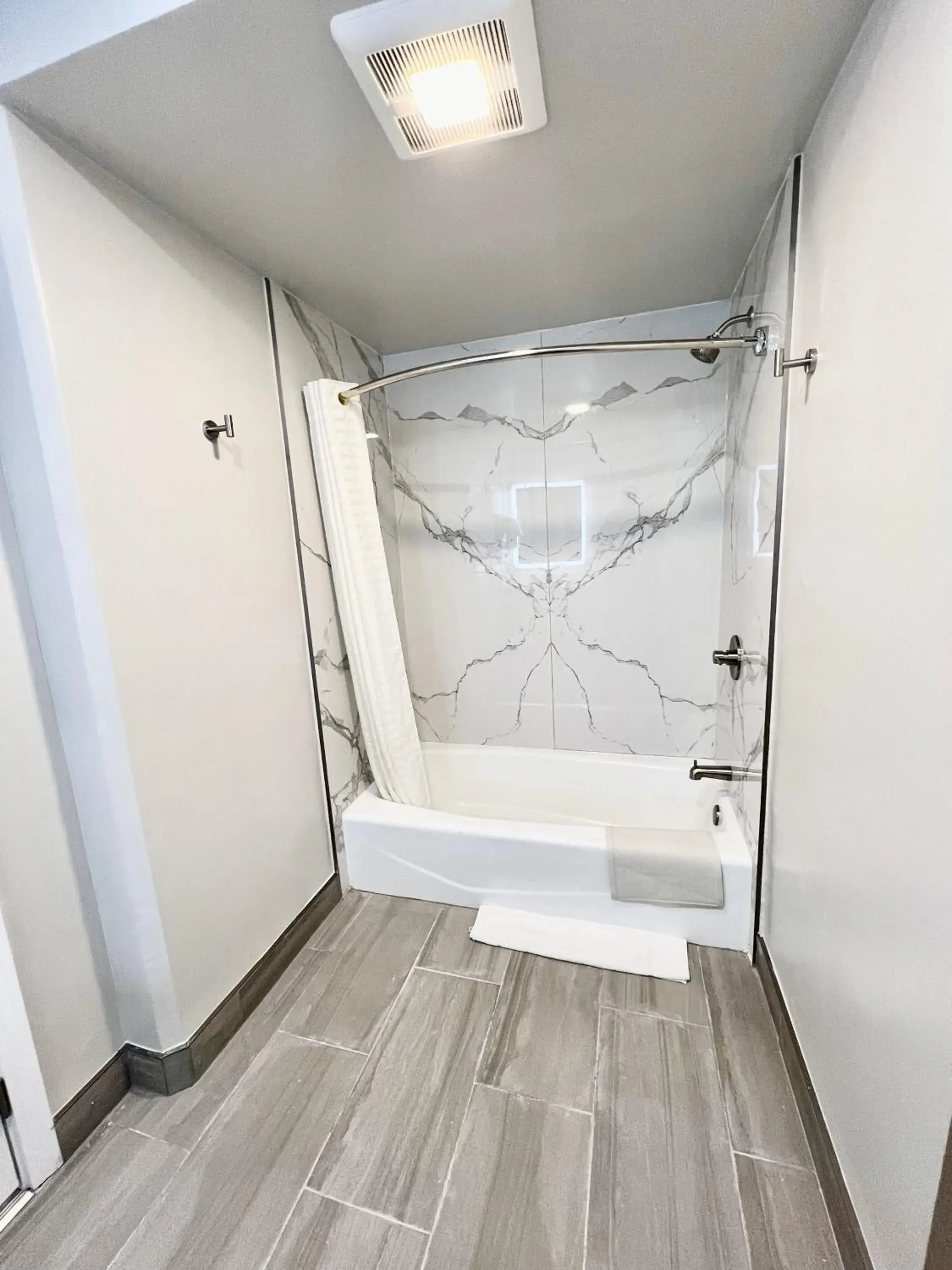 Deluxe King Room - Non-Smoking in Francisco Bay Inn Deluxe King Room - Non-Smoking in Francisco Bay Inn