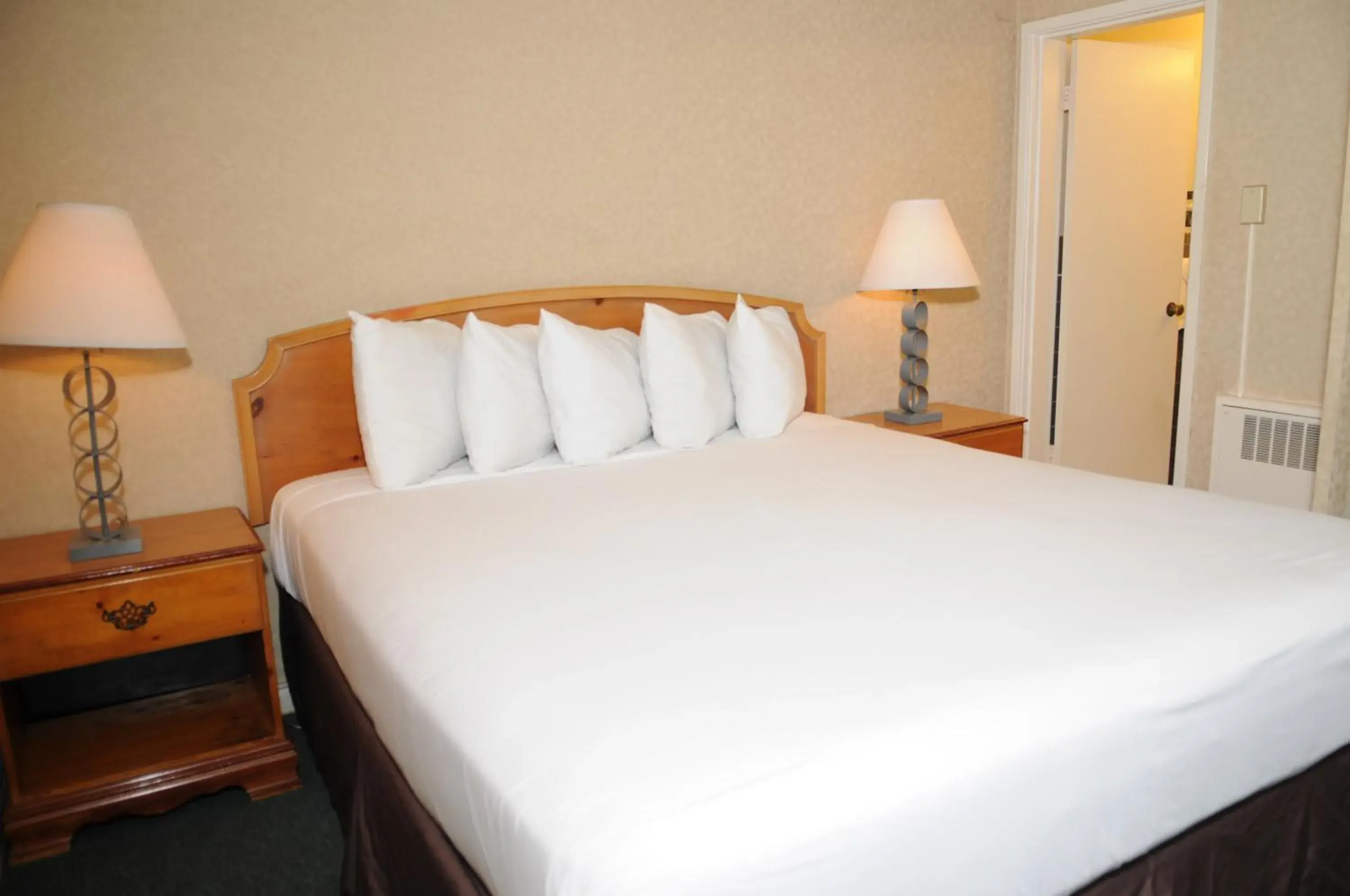 Superior King or Queen Room - Non Smoking in Civic Center Motor Inn Superior King or Queen Room - Non Smoking in Civic Center Motor Inn