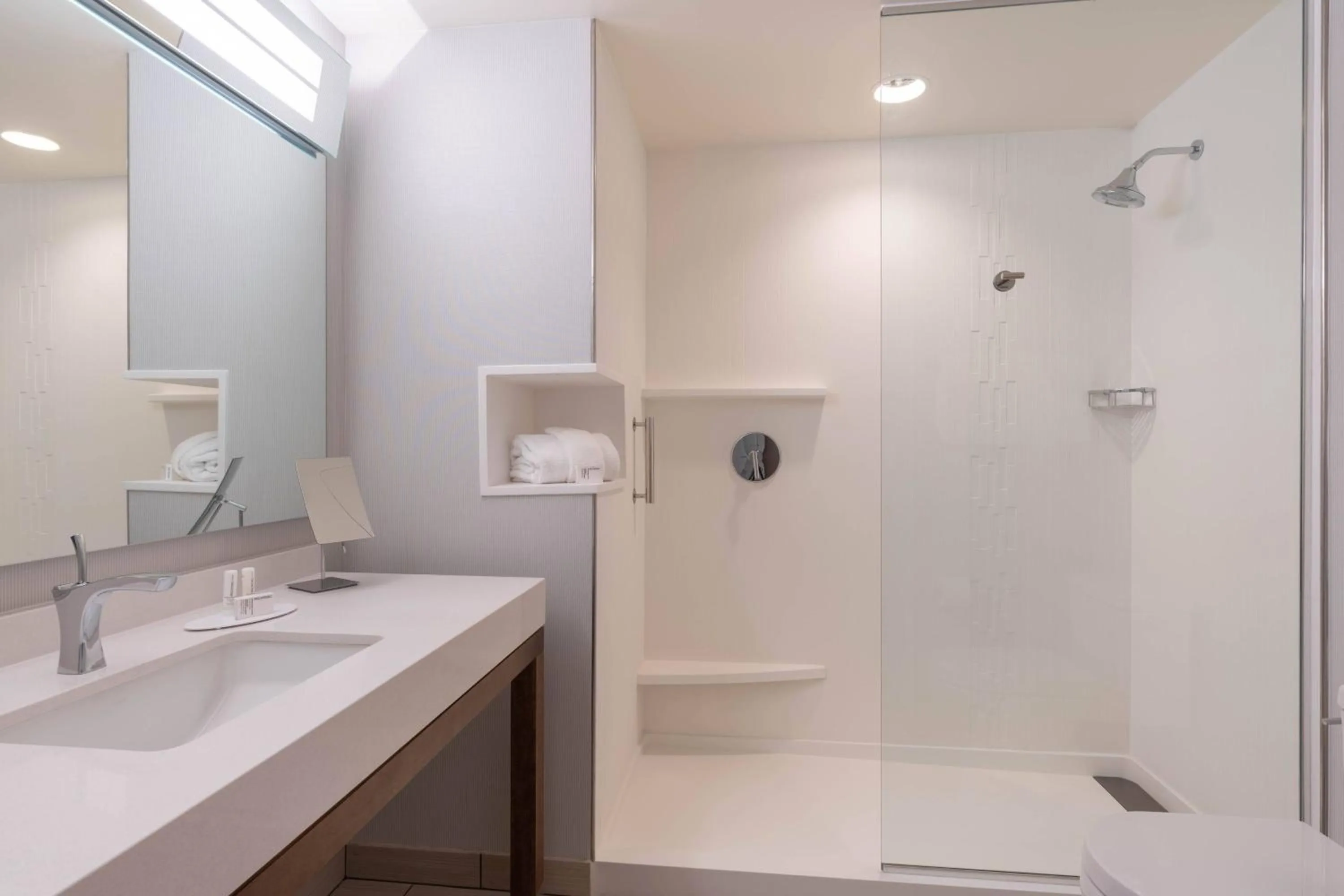 Bathroom in Courtyard by Marriott Thousand Oaks Agoura Hills