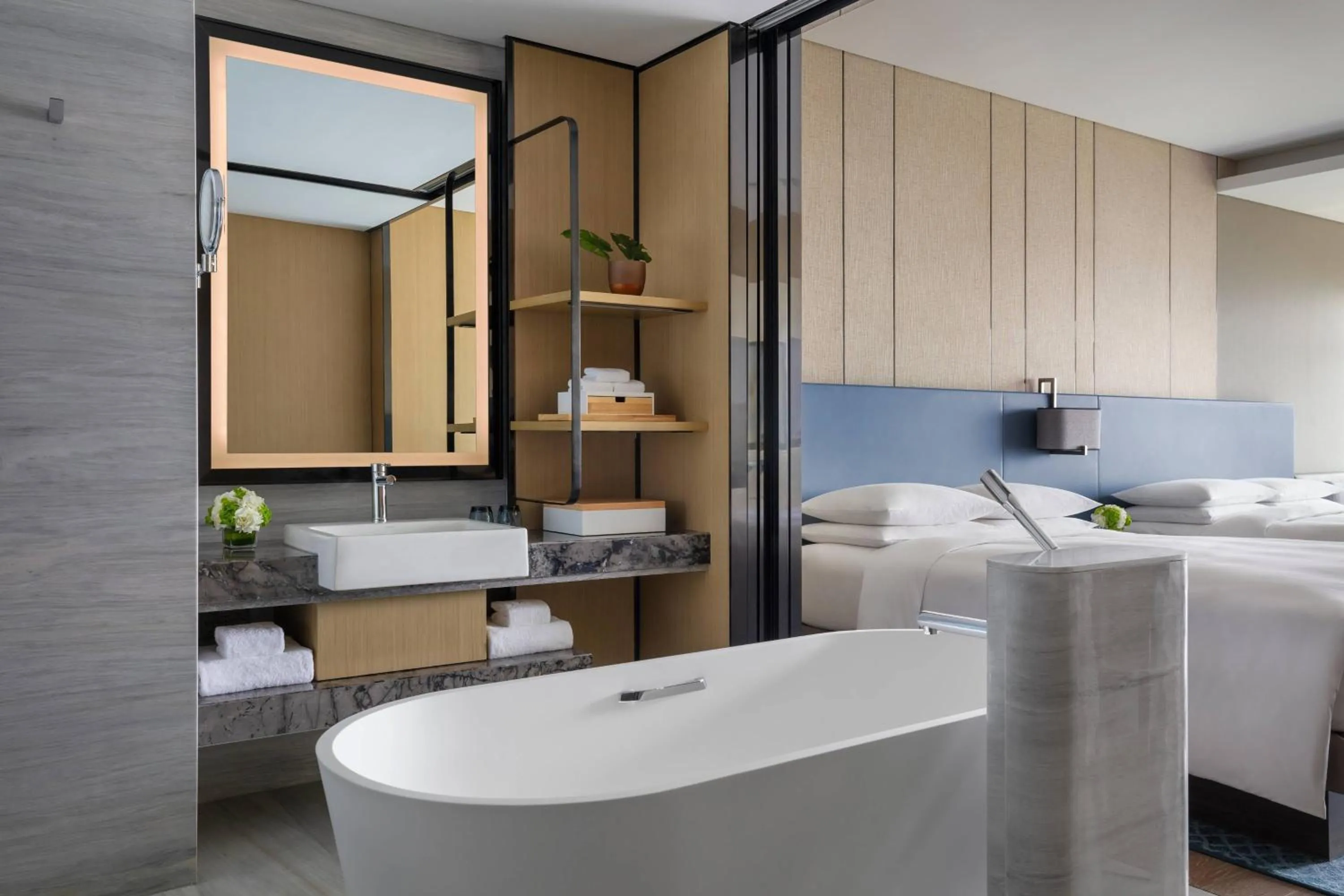 Bathroom, Bed in Xuzhou Marriott Hotel Lakeview