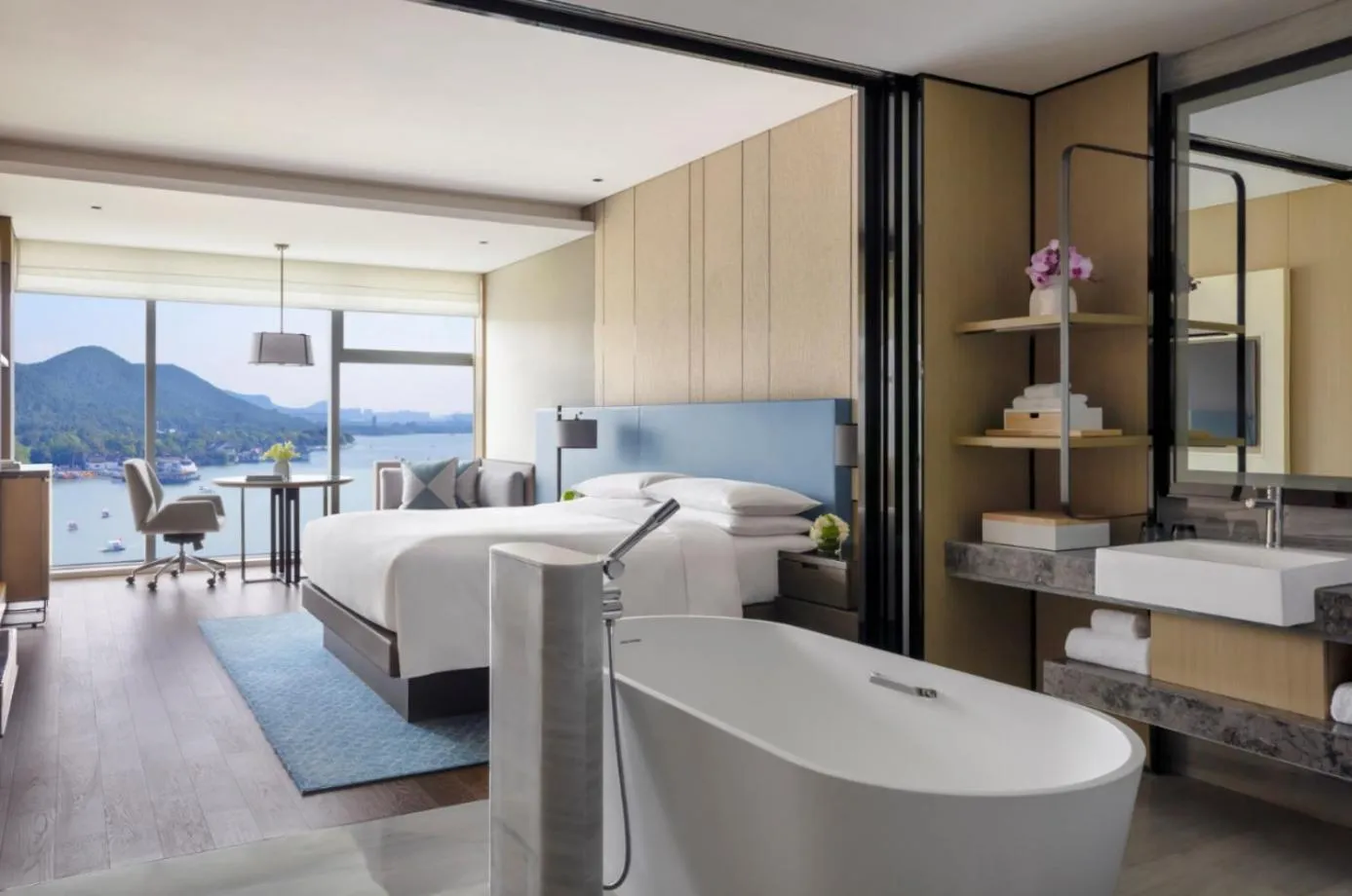 Photo of the whole room, Bed in Xuzhou Marriott Hotel Lakeview