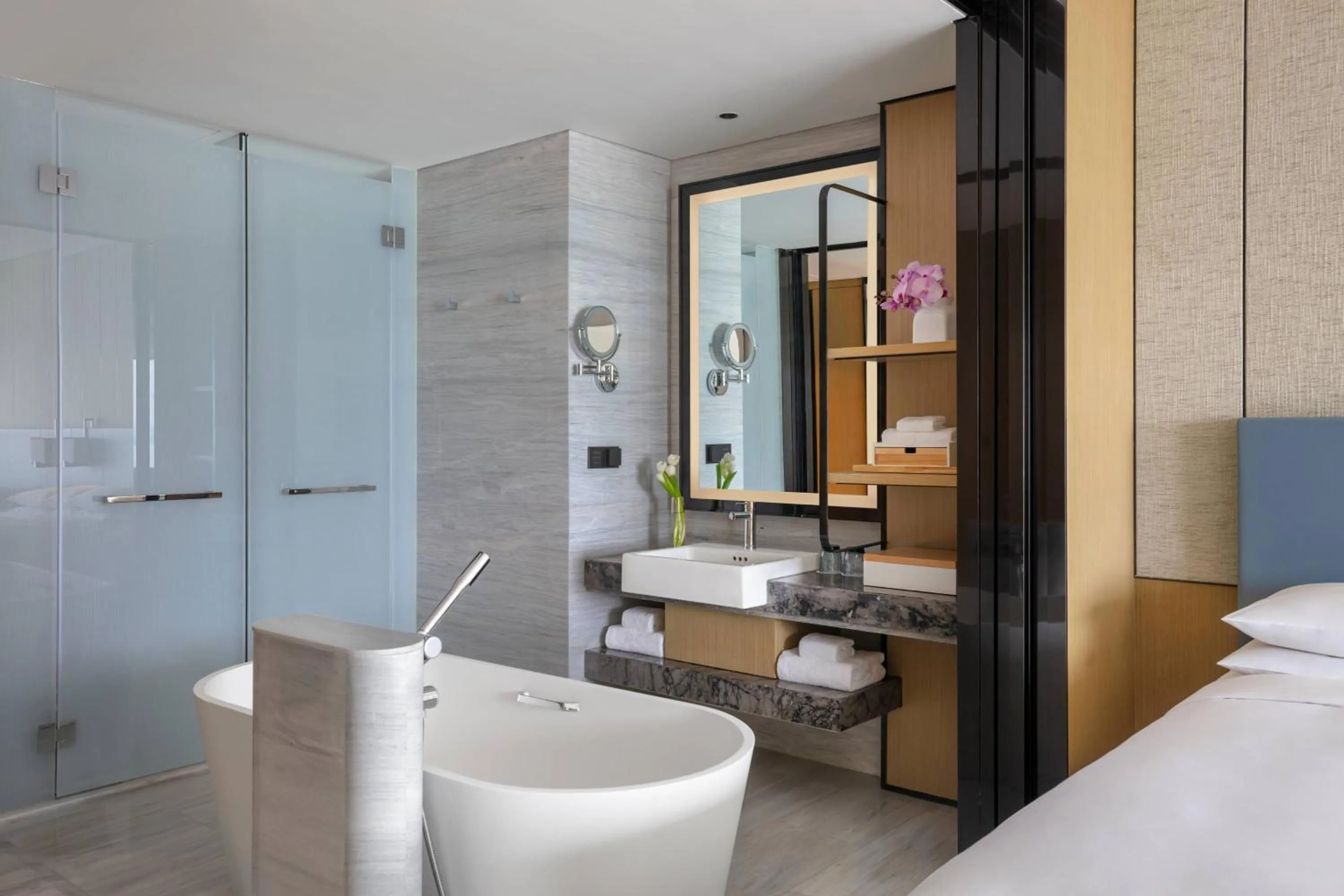 Bathroom, Bed in Xuzhou Marriott Hotel Lakeview