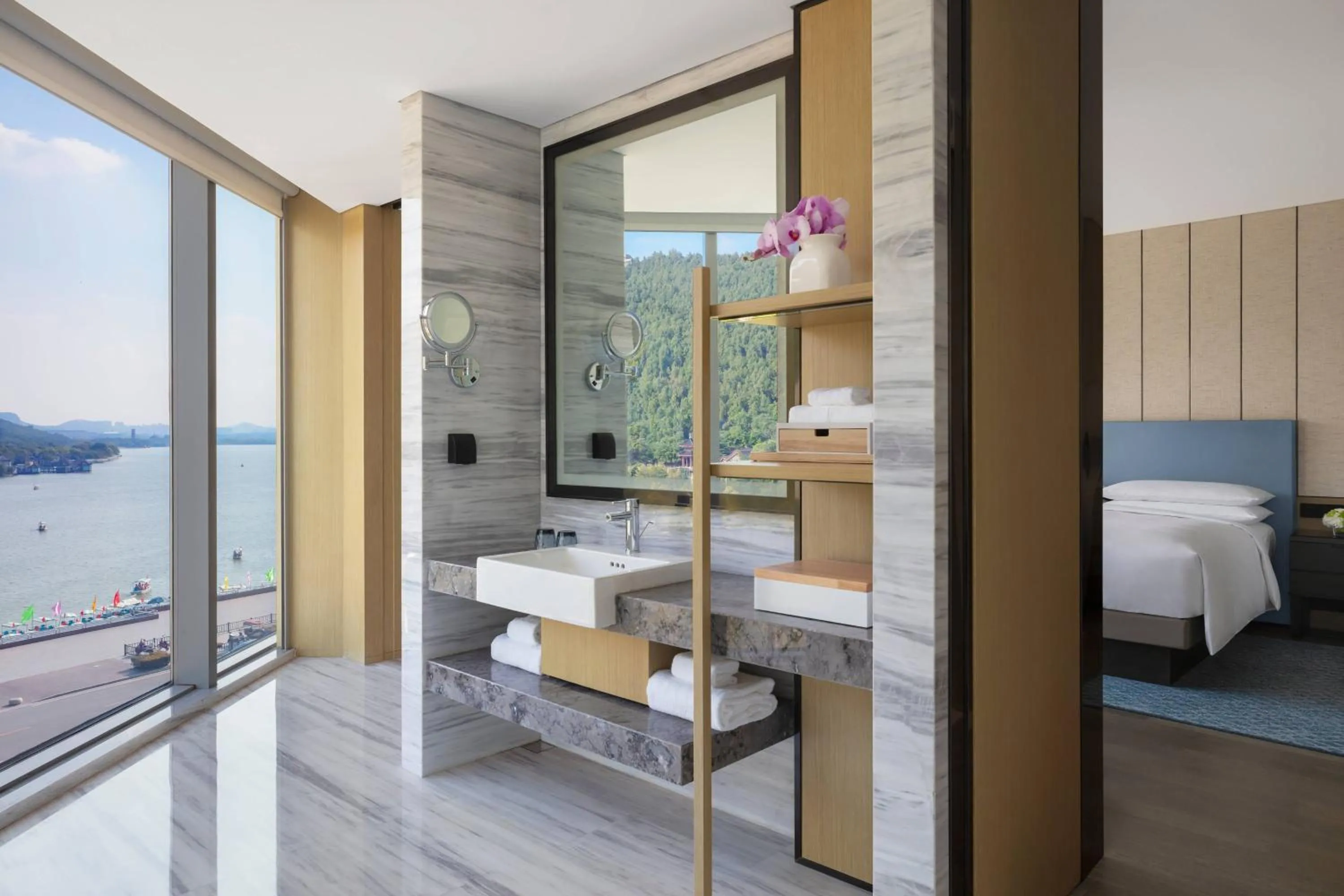 Bathroom, Bed in Xuzhou Marriott Hotel Lakeview