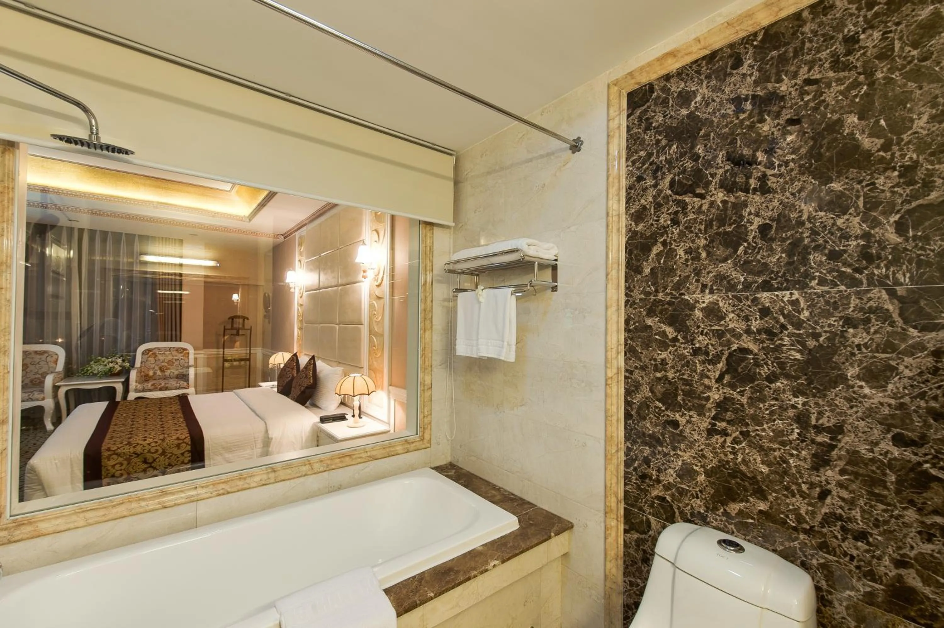 Bathroom, Bed in Muong Thanh Luxury Song Lam Hotel