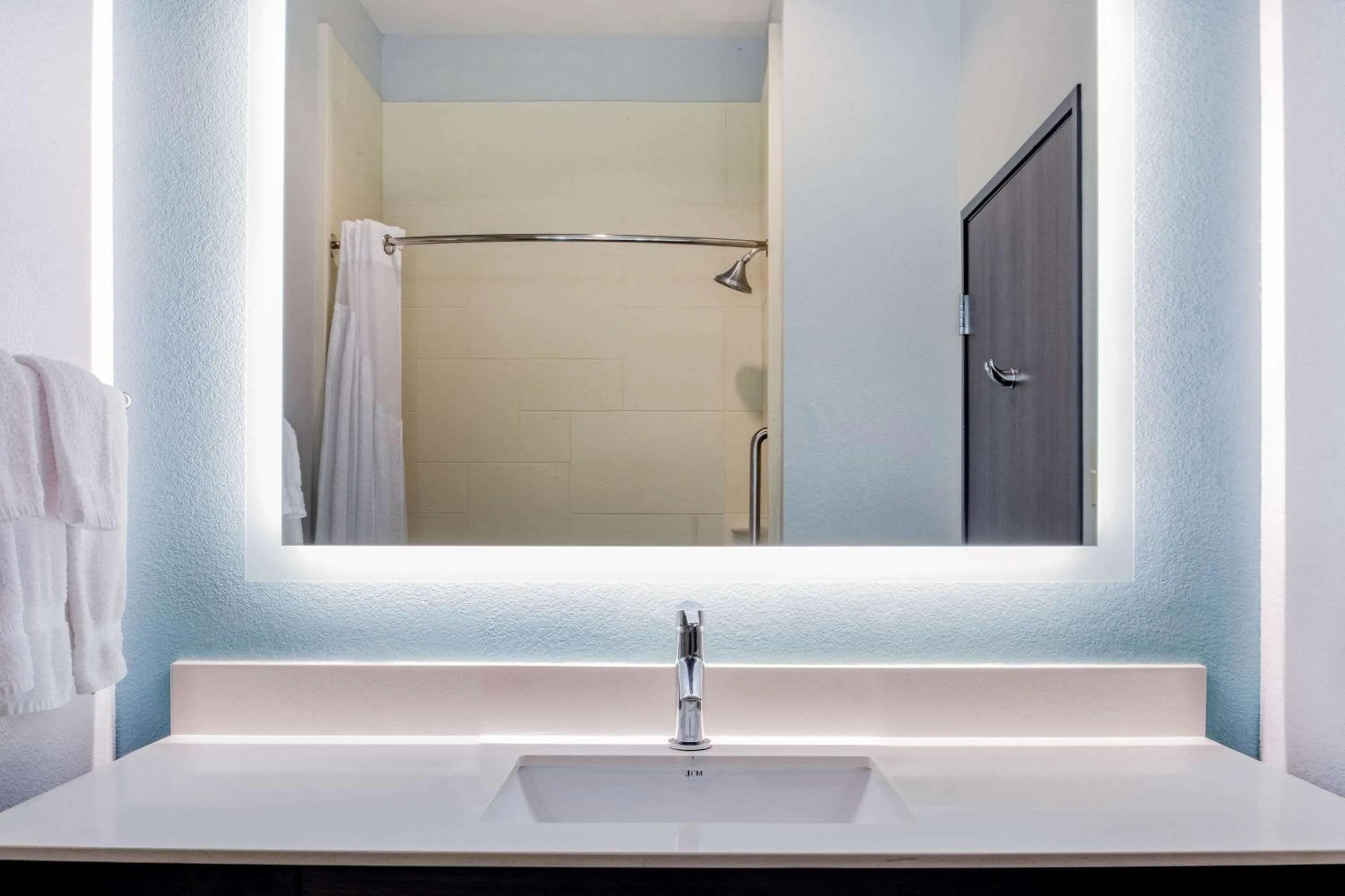 Bathroom in La Quinta Inn & Suites by Wyndham Northlake Ft. Worth