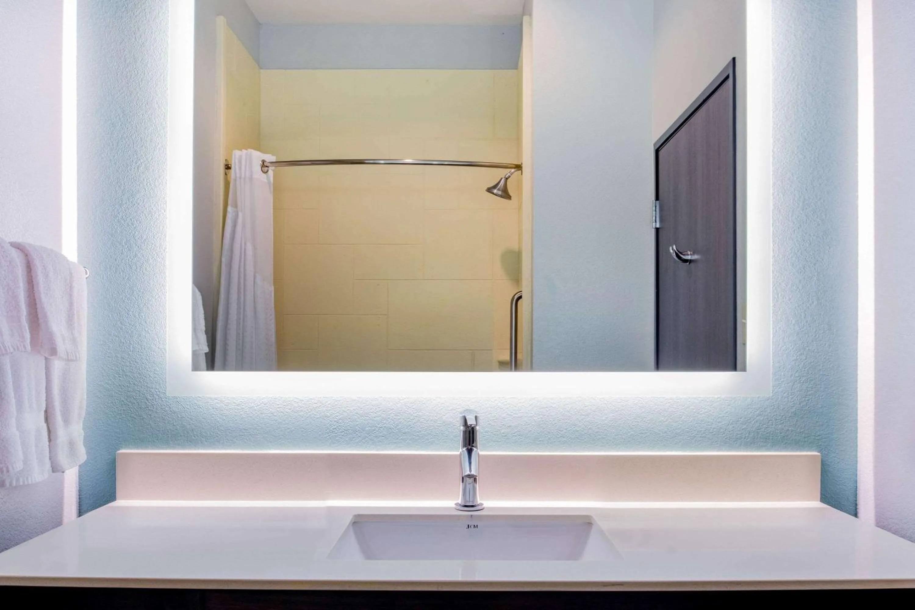 Bathroom in La Quinta Inn & Suites by Wyndham Northlake Ft. Worth