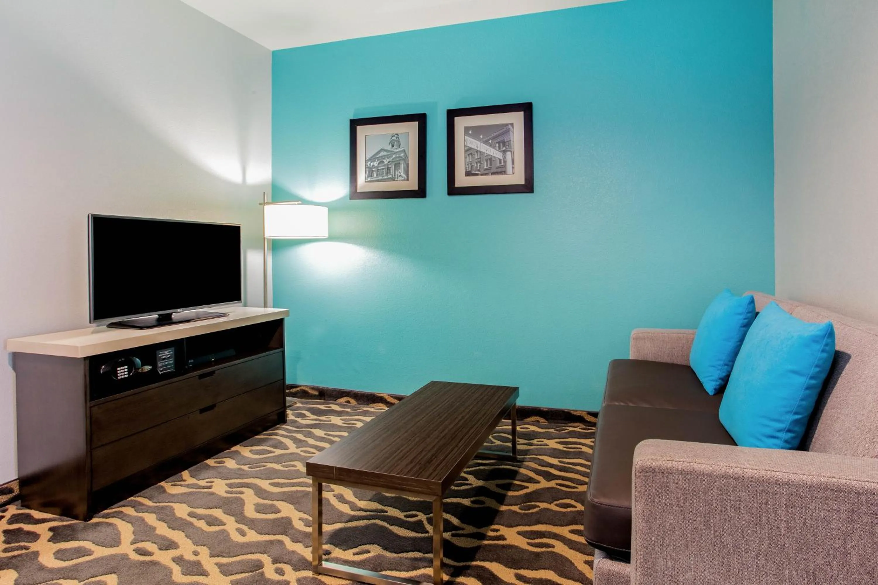 Living room in La Quinta Inn & Suites by Wyndham Northlake Ft. Worth
