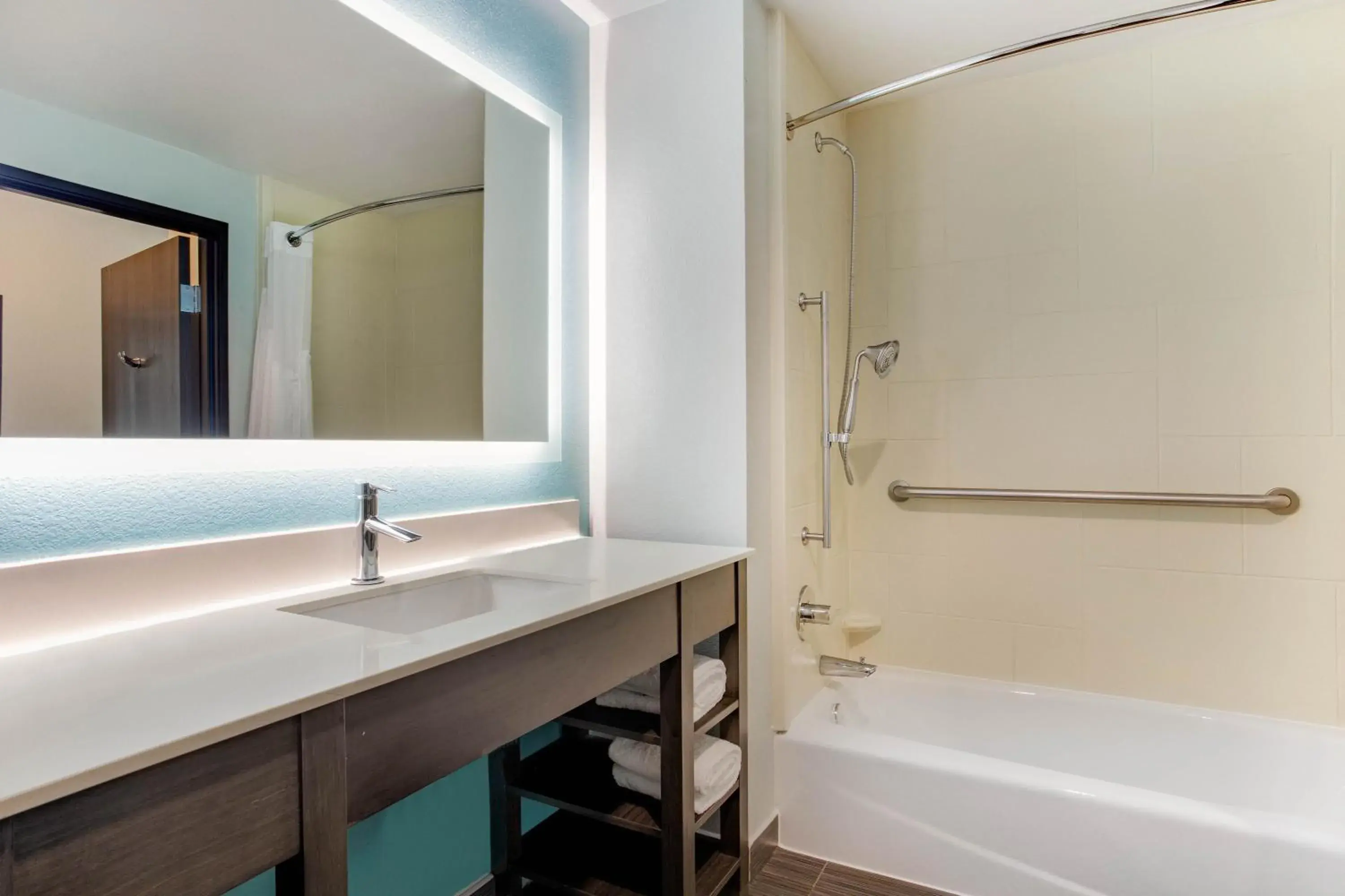 King Room with Roll-In Shower - Mobility/Hearing Accessible - Non-Smoking in La Quinta Inn & Suites by Wyndham Northlake Ft. Worth King Room with Roll-In Shower - Mobility/Hearing Accessible - Non-Smoking in La Quinta Inn & Suites by Wyndham Northlake Ft. Worth