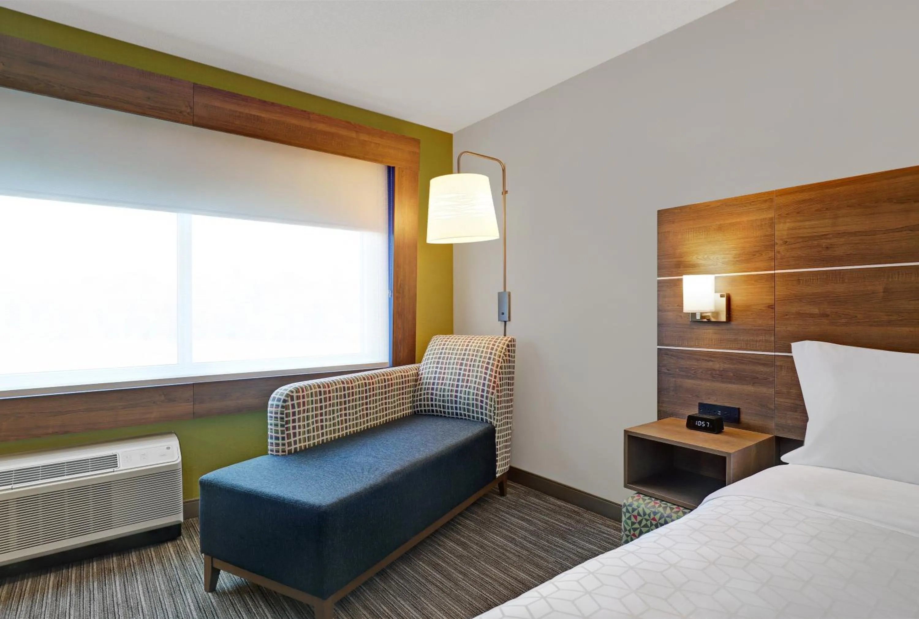 Seating area, Bed in Holiday Inn Express - Kingston West by IHG