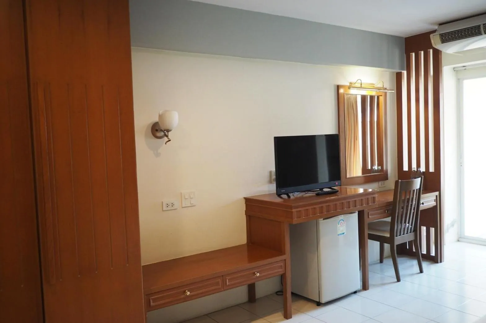 TV and multimedia in Phromsuk Hotel Ayutthaya