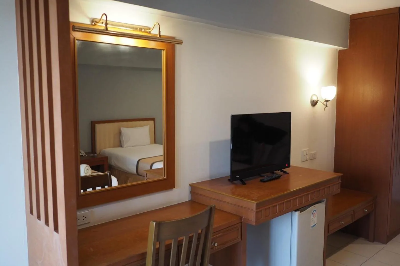 TV and multimedia, Bed in Phromsuk Hotel Ayutthaya