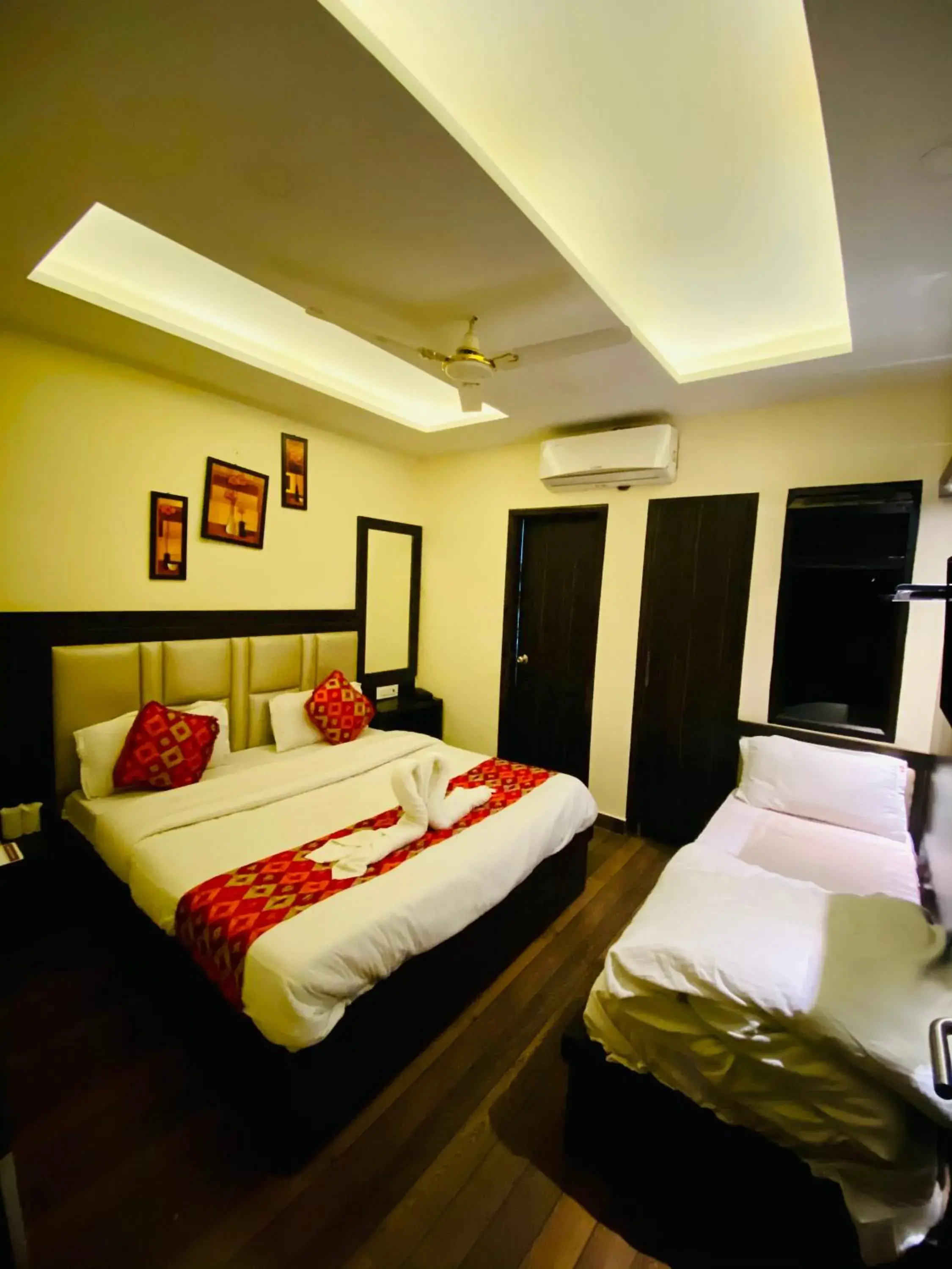 Luxury Triple Room in Hotel Kabir Residency Luxury Triple Room in Hotel Kabir Residency