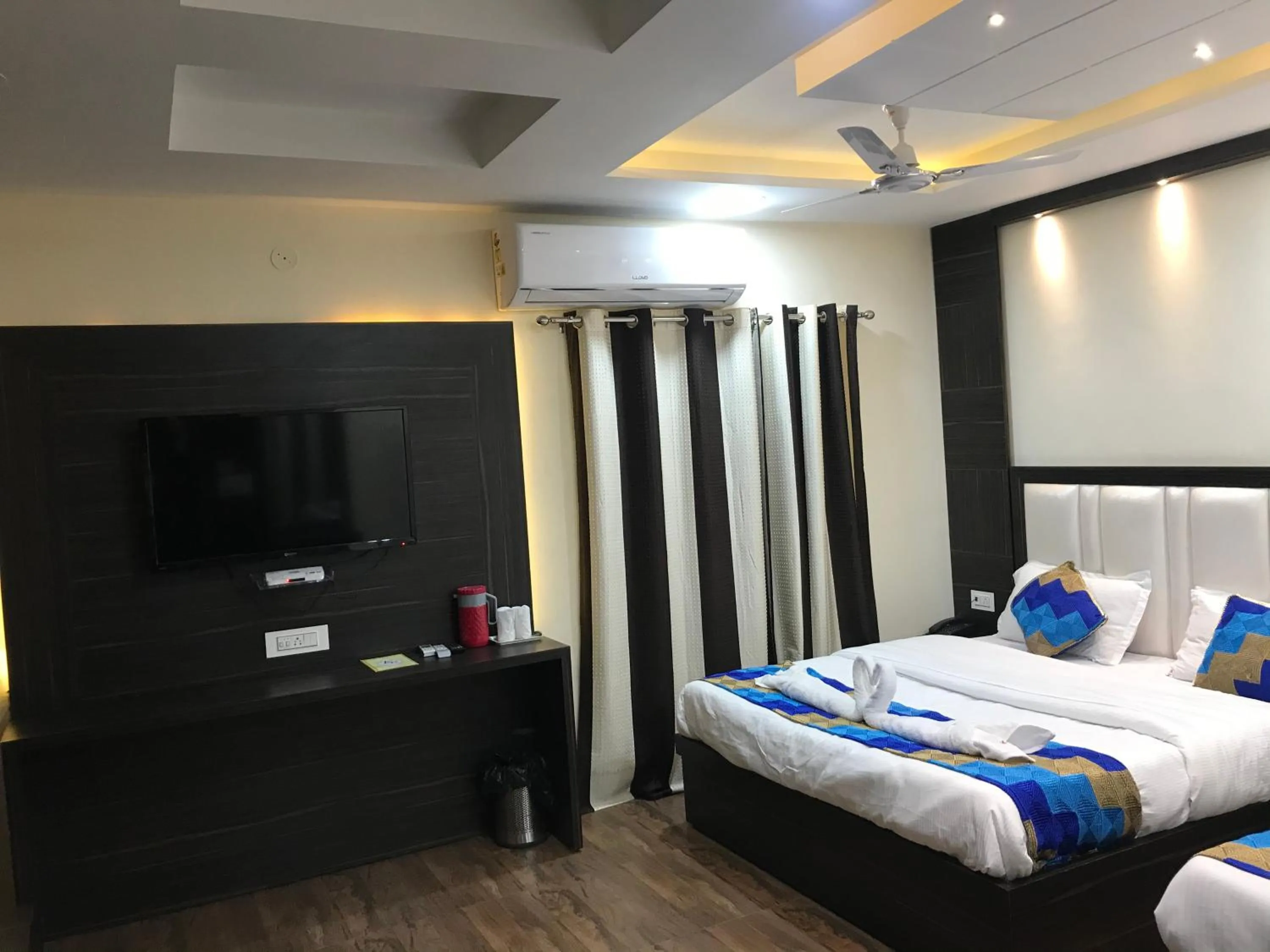 TV and multimedia, Bed in Hotel Kabir Residency