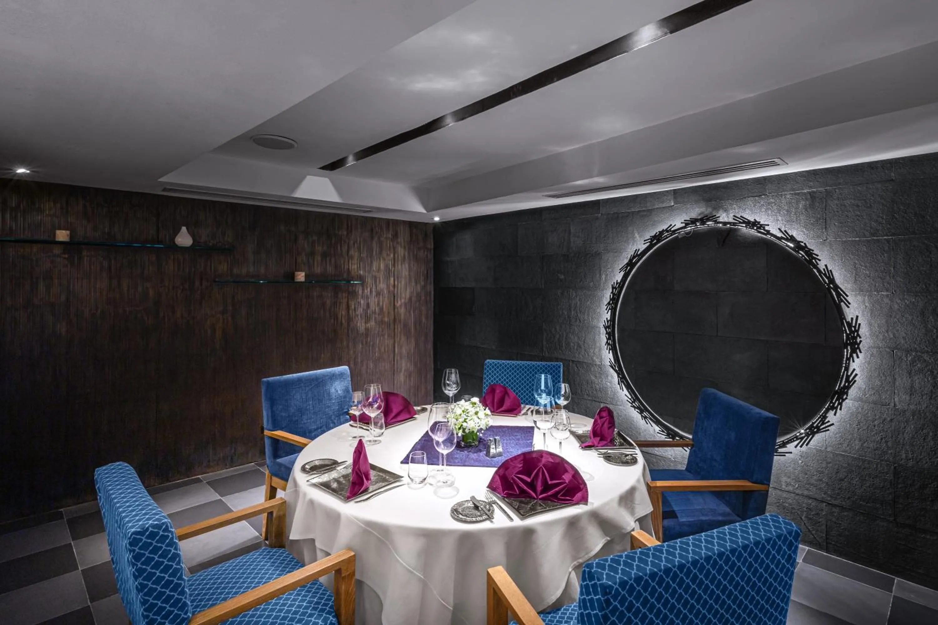 Restaurant/places to eat in Royal Wing Suites & Spa Pattaya