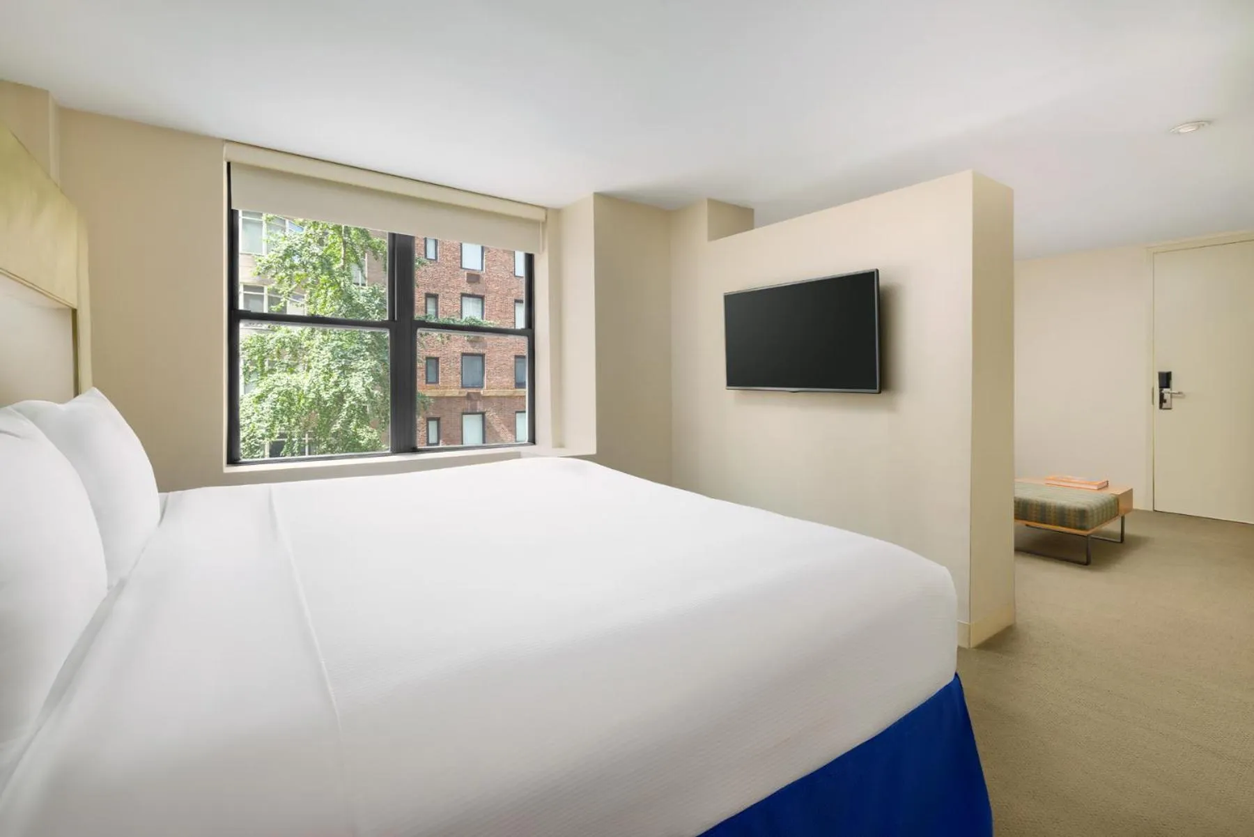 Communal lounge/ TV room, Bed in Shoreham Hotel