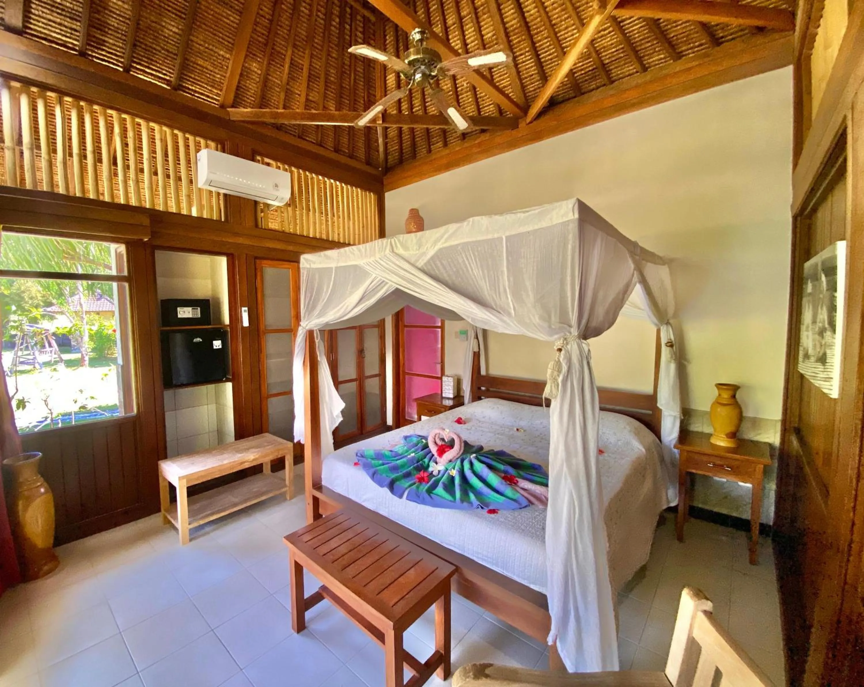 Bed in Sunia Loka Bungalows & Dive Center