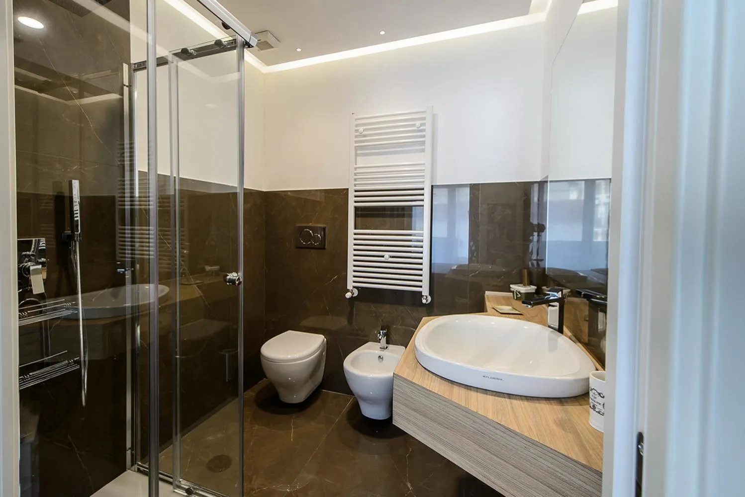 Shower in Quarto Novo Suite