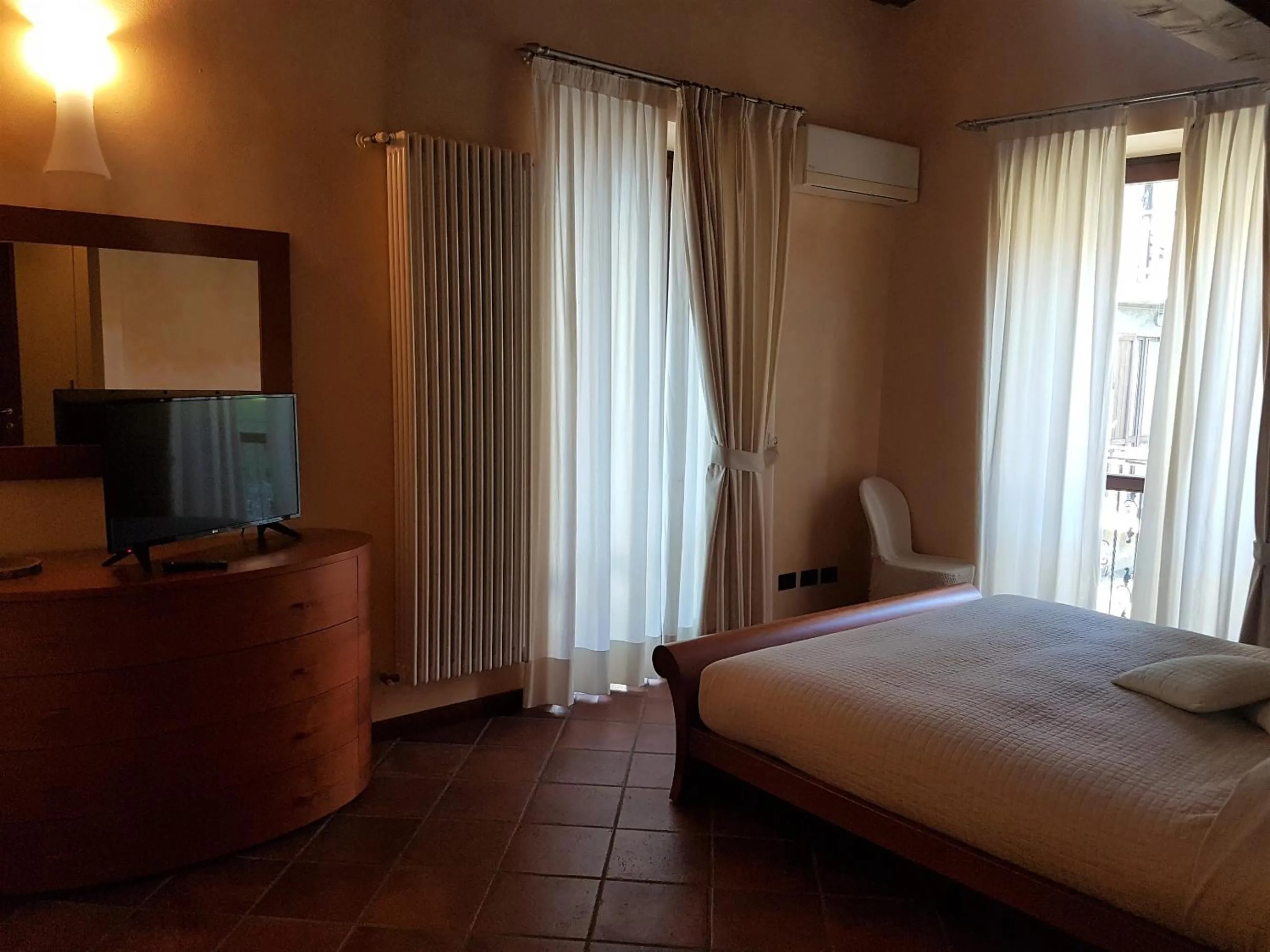 Photo of the whole room, Bed in Fontanile Relais - Valcalepio Lounge