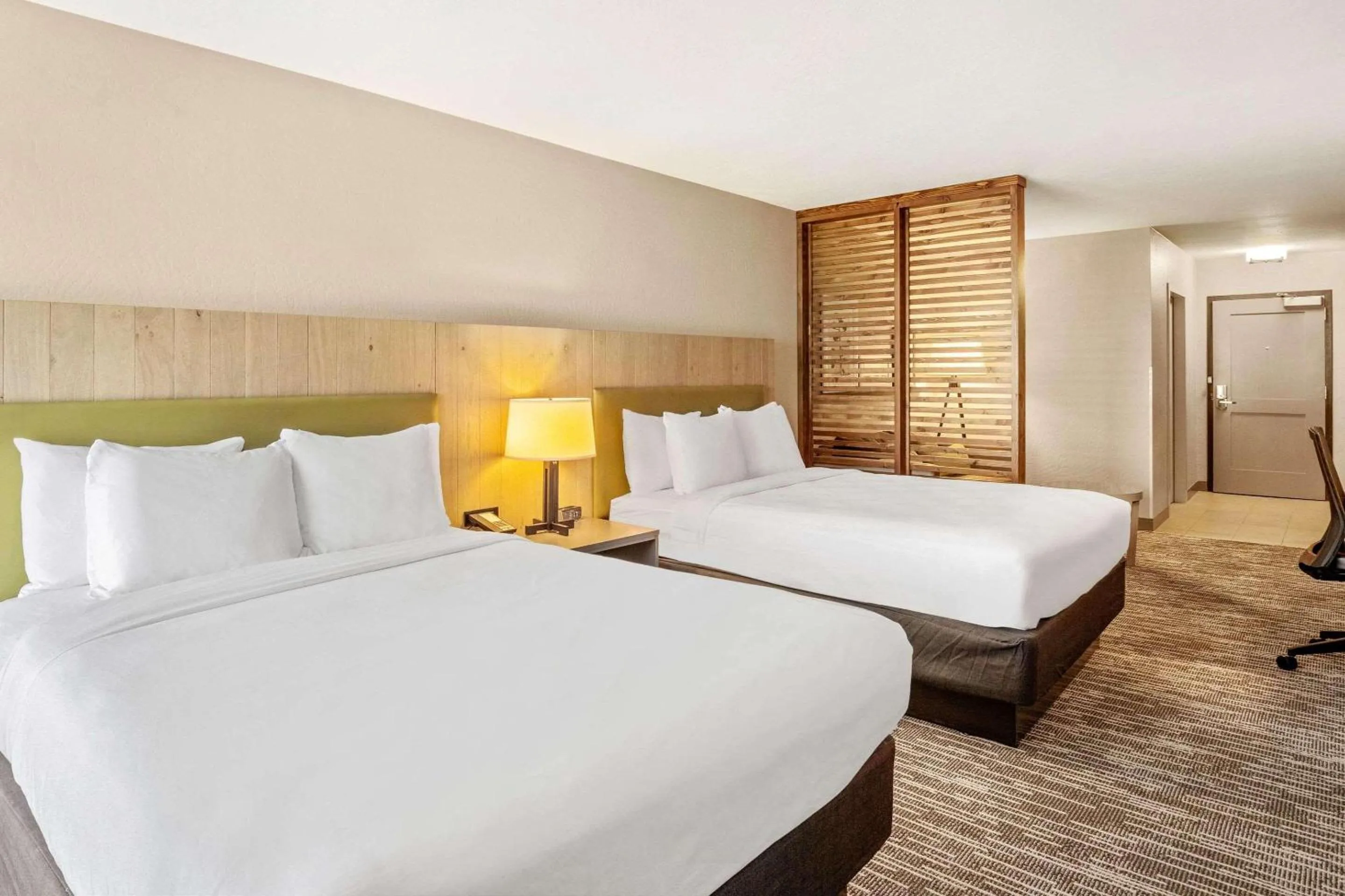 Bedroom, Bed in Country Inn & Suites by Radisson, Flagstaff Downtown, AZ