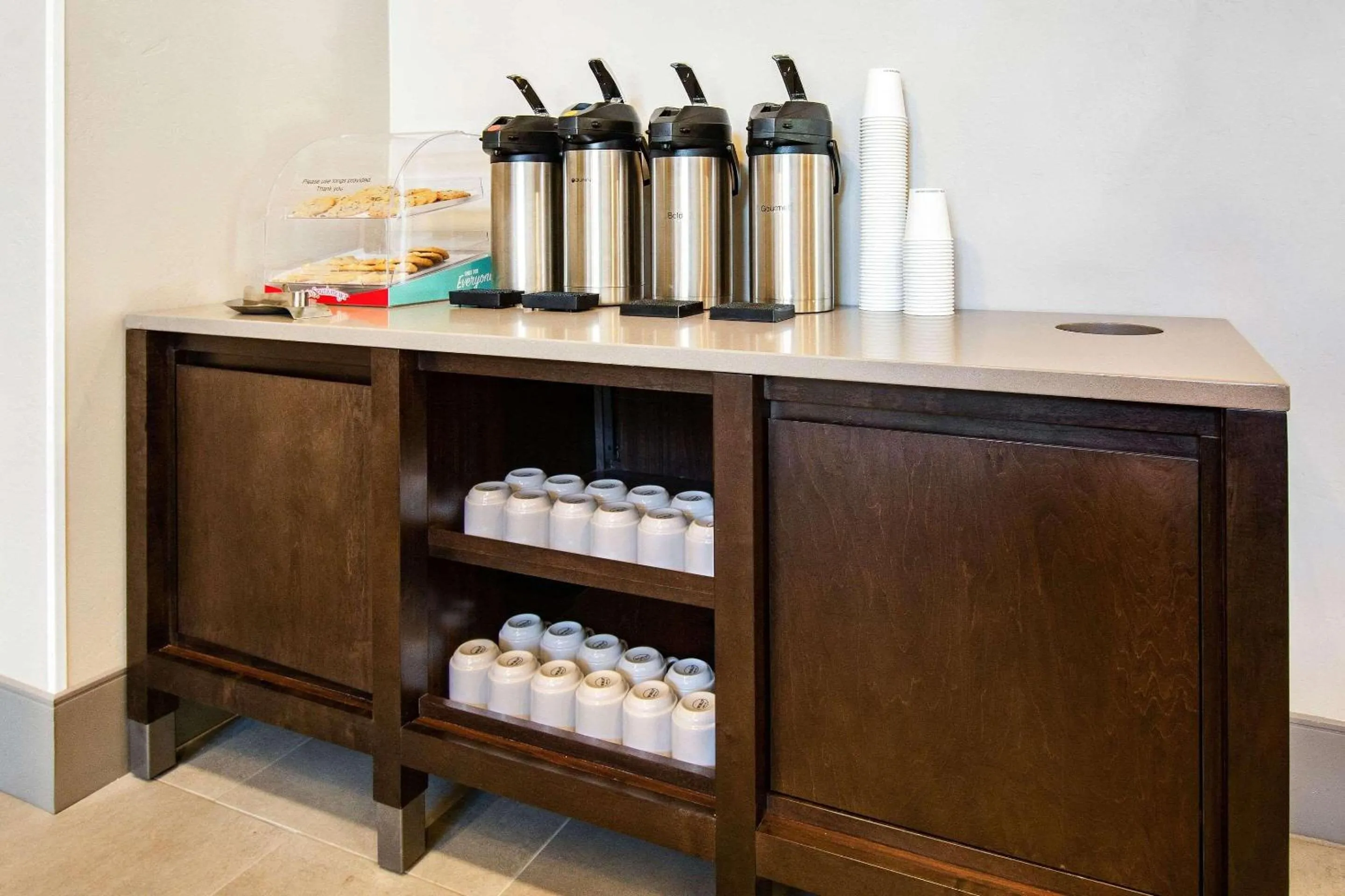 Breakfast in Country Inn & Suites by Radisson, Flagstaff Downtown, AZ