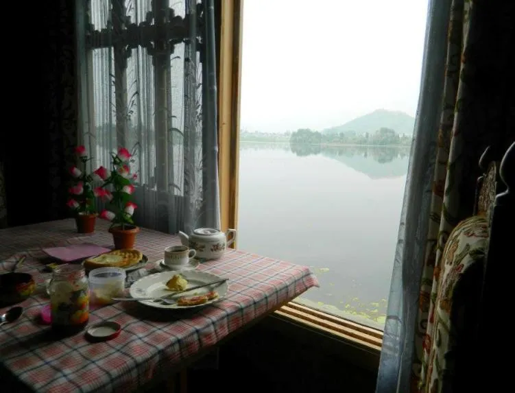 Restaurant/places to eat in Houseboat Lily of Nageen