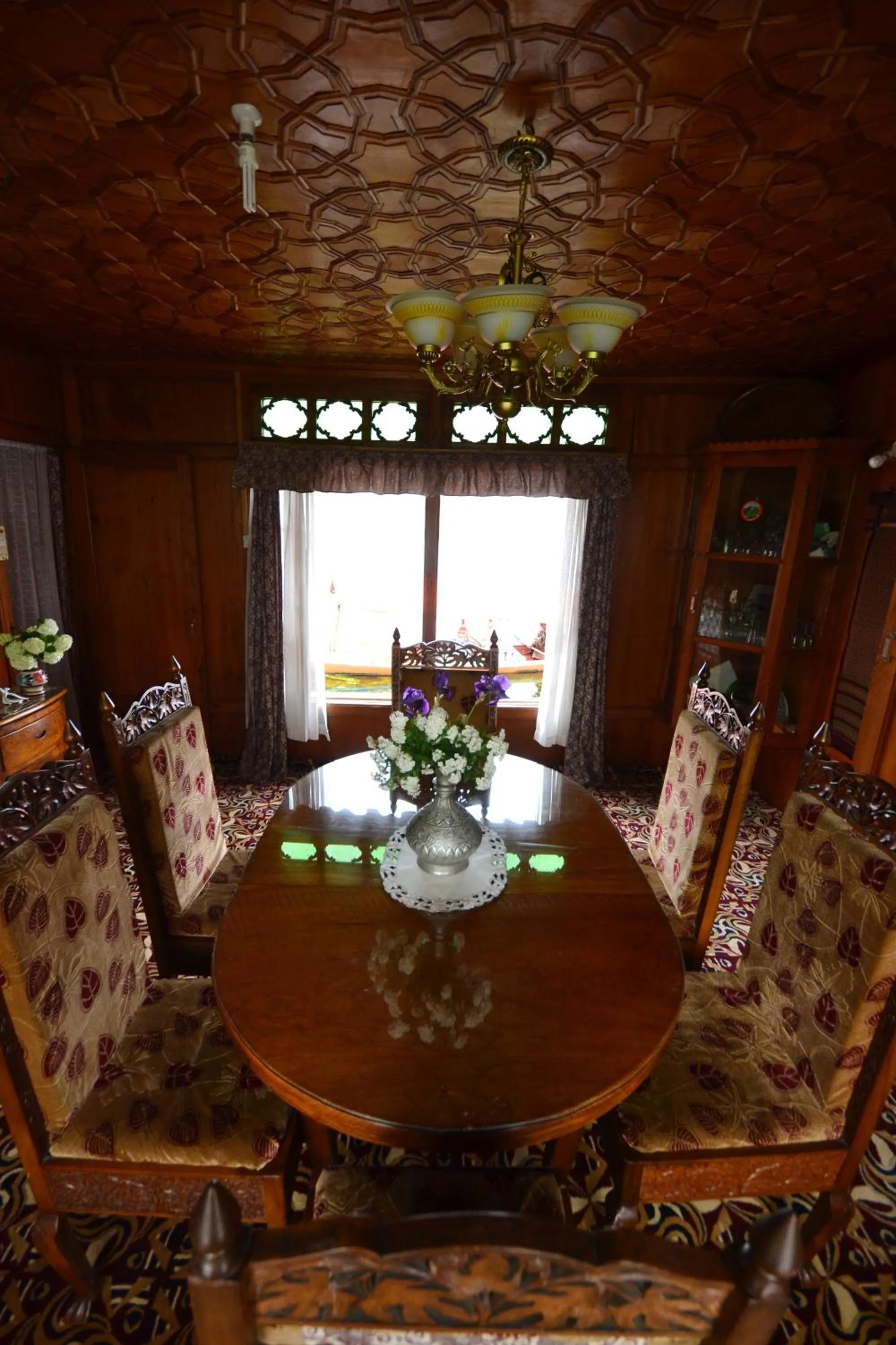 Restaurant/places to eat in Houseboat Lily of Nageen